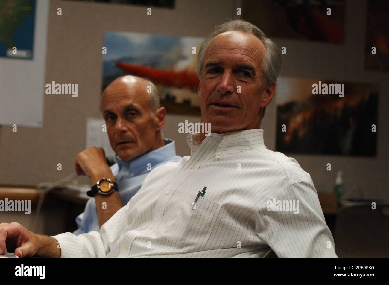 Minister Dirk Kempthorne besuchte das National Interagency Fire Center in Boise, Idaho, wo er zu Heimatschutzminister Michael Chertoff, Leutnant Governor Jim Risch und anderen Beamten wechselte, um sich zu treffen, die Anlage und die Umgebung zu besichtigen und eine Pressekonferenz über die Vorbereitung der Feuersaison abzuhalten Stockfoto