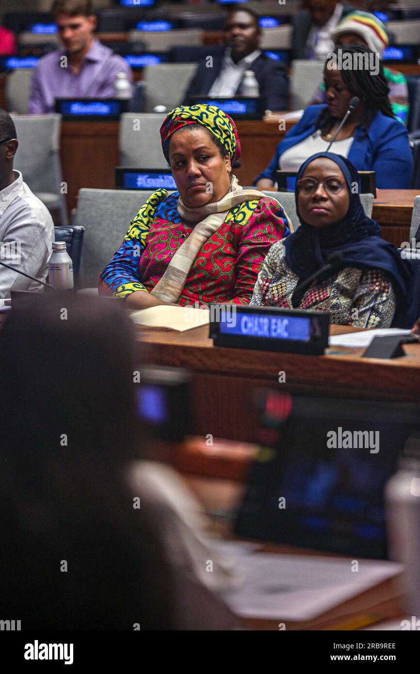 New York, New York, USA. 8. Juli 2023. DR. IDA HADJIVAYANIS, Senior Lecturer in Swahili Studies an der SOAS University of London, nimmt an der Feier des World Kiswahili Language Day am UN-Hauptsitz in NYC Teil. Kiswahili ist eine der am weitesten verbreiteten Sprachen der afrikanischen Familie und die am weitesten verbreitete Sprache in Afrika südlich der Sahara. Es gehört mit mehr als 200 Millionen Sprechern zu den 10 am weitesten gesprochenen Sprachen der Welt. (Kreditbild: © Bianca Otero/ZUMA Press Wire) NUR REDAKTIONELLE VERWENDUNG! Nicht für den kommerziellen GEBRAUCH! Stockfoto