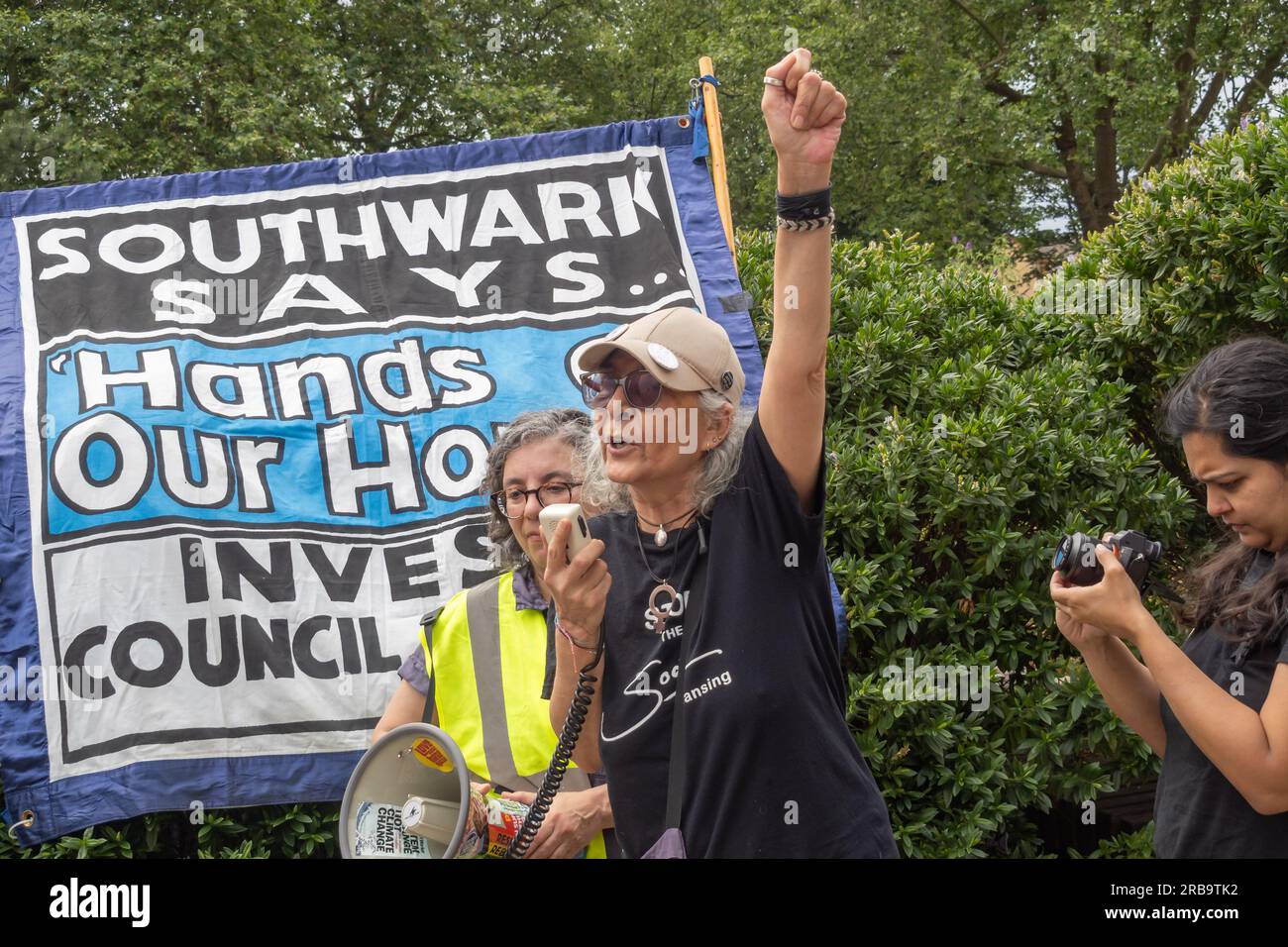 London, Großbritannien. 8. Juli 2023 Aysen Dennis. Ein marsch vom Elefanten zum Aylesbury Estate war einer von 16 im ganzen Land am National Housing Day. Sie verlangte, dass der Southwark Council die Zerstörung von stadthäusern und die Renovierung und Neubesiedlung von Grundstücken aufhört, um Menschen unterzubringen und den enormen CO2-Fußabdruck des Abrisses und Neuaufbaus zu beenden. Sie verlangten Wohnraum, weil es nicht nötig war, Firmengier zu haben, Renovierungen, nicht Abrisse, leere Häuser zu füllen und das Pachtsystem zu beenden. Peter Marshall/Alamy Live News Stockfoto