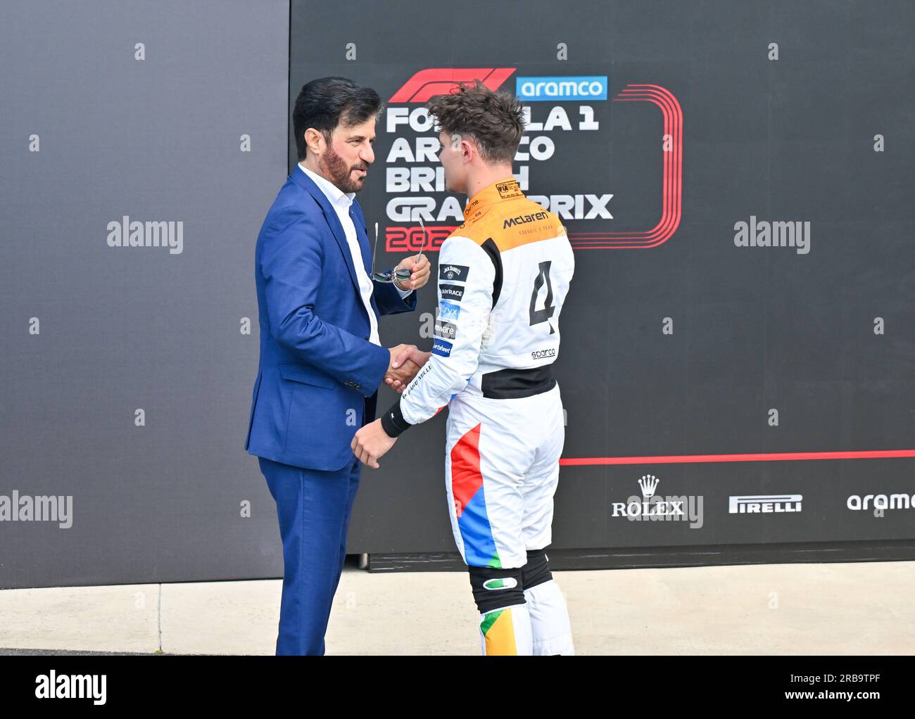 Towcester, Großbritannien. 08. Juli 2023. Silverstone, Towcester, Northamptonshire, Großbritannien, am 08 2023. Juli. F1 Präsident Ben Sulayem spricht mit Lando Norris im Parc Ferme, nachdem Max Verstappen, Red Bull Racing, die Pole-Position für das Hauptrennen gesichert hat, indem er in der Qualifikationsrunde mit Lando Norris, McLaren, Second und Oscar Piastri, McLaren, Dritter Teilnehmer an den Qualifikationssitzungen während des Formel-1-Aramco-Großen Preises in Silverstone, Towcester, Northamptonshire, Großbritannien, am 08 2023. Juli. Kredit: Francis Knight/Alamy Live News Stockfoto