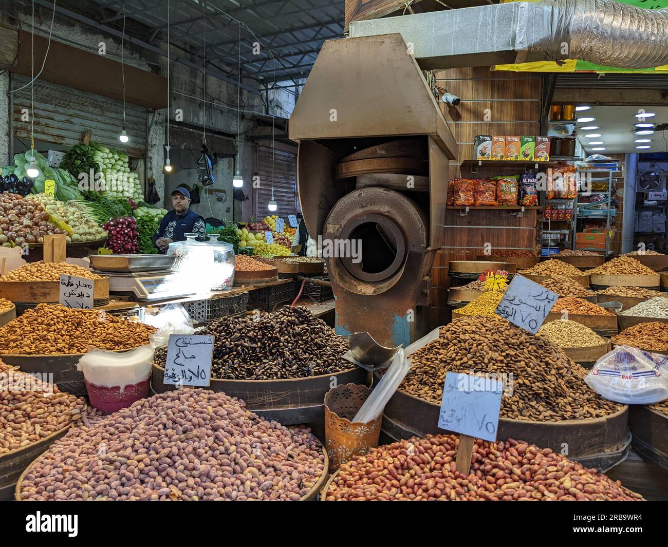 Amman, Jordanien verschiedene Arten von Lebensmittelläden auf dem lokalen Basar (Souk) in Amman, traditioneller lokaler Marktplatz mit Speisen und Gewürzen in Schüsseln und Taschen Stockfoto