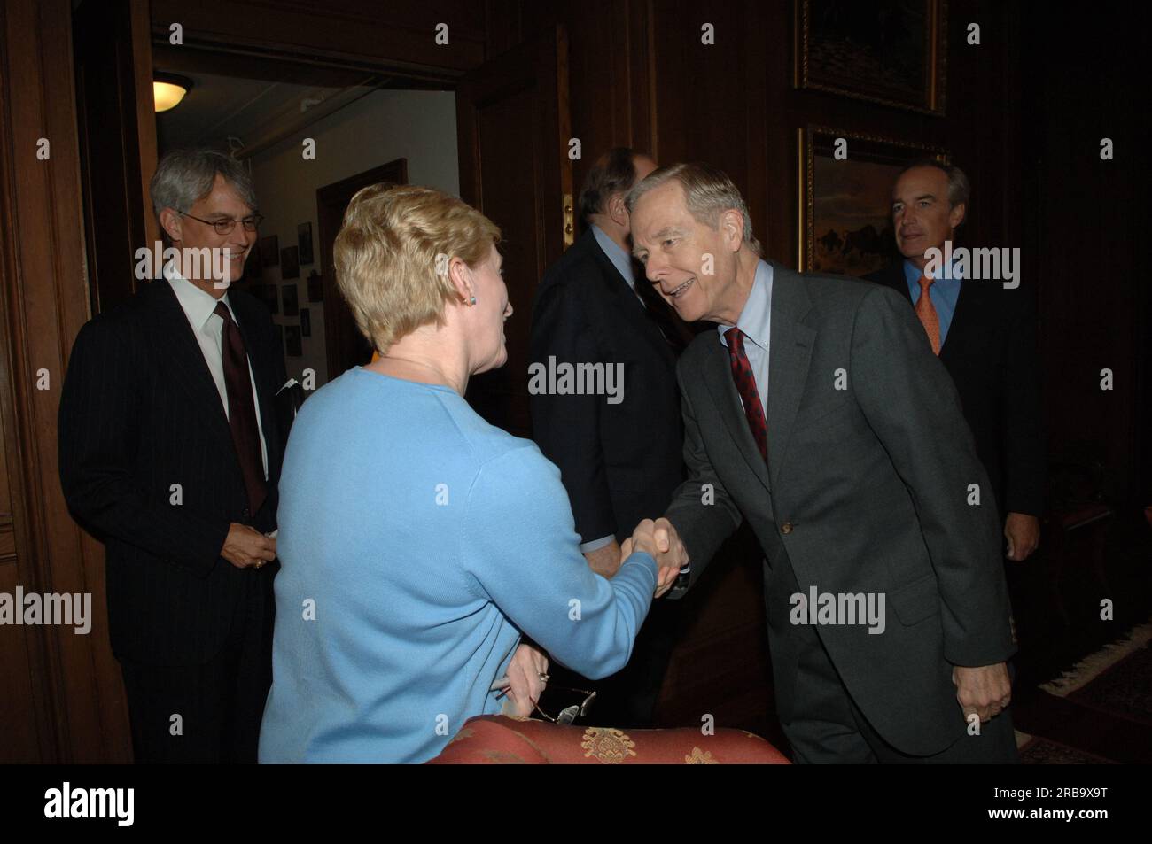 Sekretär Dirk Kempthorne und Berater treffen sich im Hauptinneren mit Pete Wilson, dem ehemaligen Gouverneur und Senator von Kalifornien, Anwalt der Anwaltskanzlei Bingham McCutchen Stockfoto