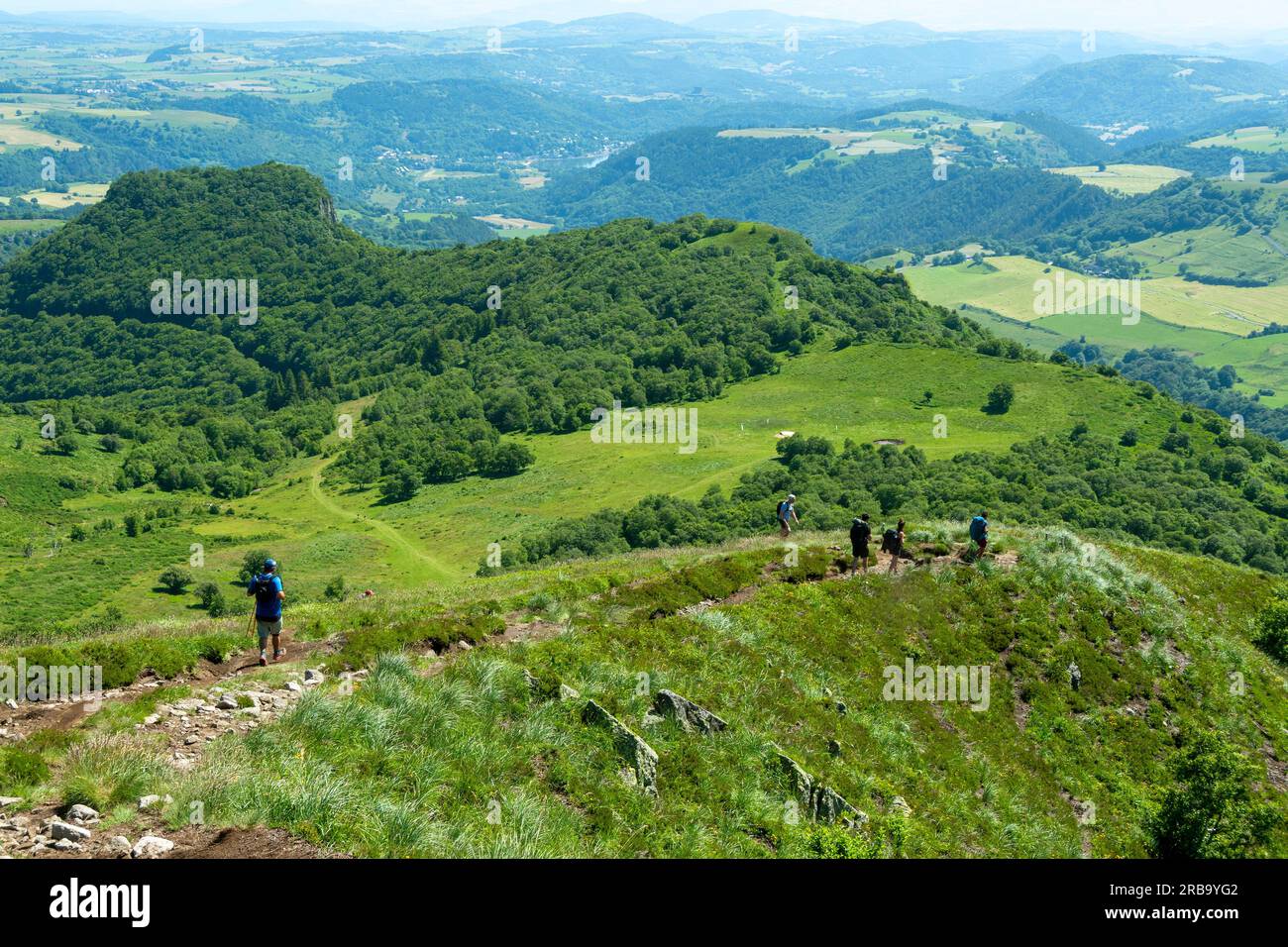 Wanderer in den Monts Dore Bergen im Auvergne Volcanoes Natural Park, Sancy Massif, Puy de Dome Department, Auvergne Rhone Alpes, Frankreich Stockfoto