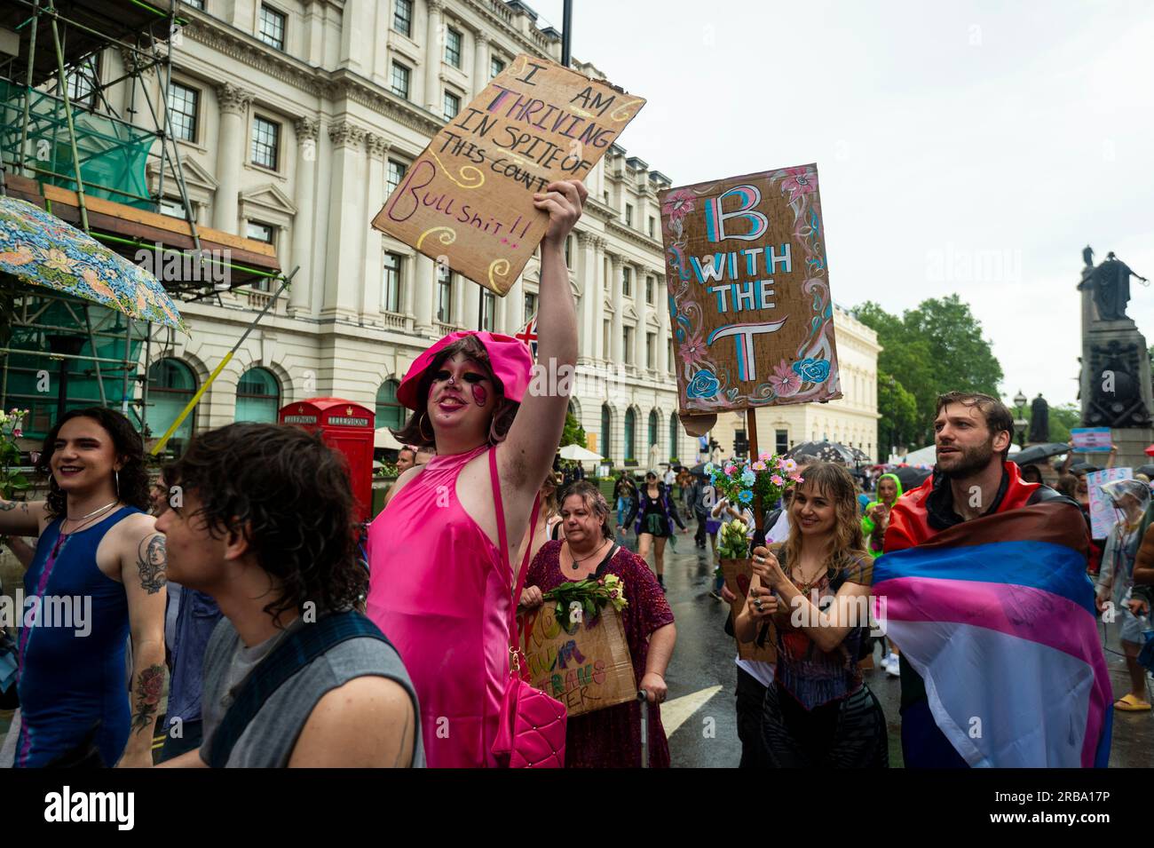 London, Großbritannien. 8. Juli 2023 Menschen in der Nähe von Piccadilly Circus, wo Blumen das Thema waren, während Trans+ Pride in London, einer Veranstaltung, die die Aufmerksamkeit auf die transgender Gemeinschaft lenken und die transgender Freiheit und Gleichheit in Großbritannien und weltweit fordern. Kredit: Stephen Chung / Alamy Live News Stockfoto