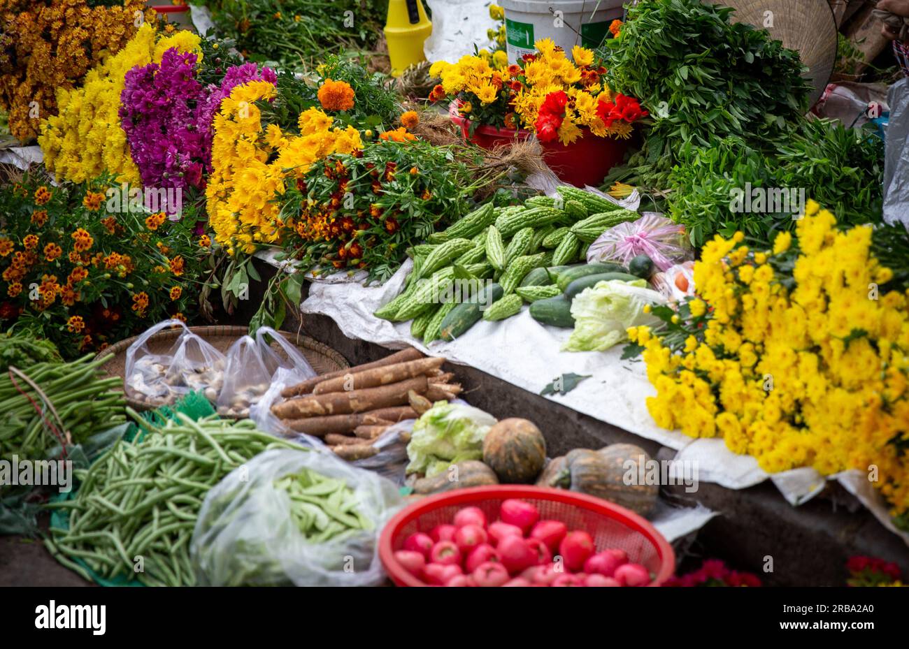 Obst, Gemüse und Blumen in einem Verkaufsstand Stockfoto
