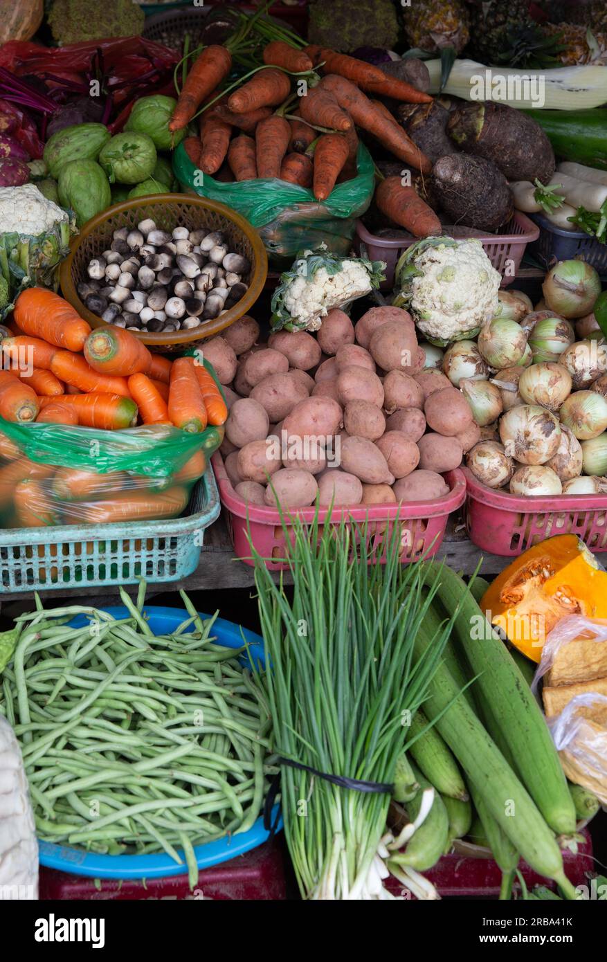 Gemüse in einem Verkaufsstand zum Verkauf Stockfoto