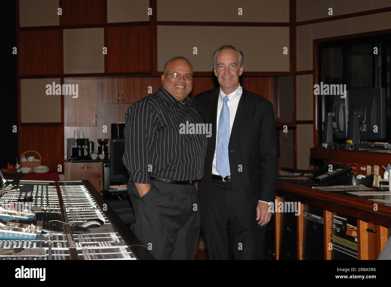 Minister Dirk Kempthorne und Helfer bei einem Besuch in Los Angeles, Kalifornien, besichtigen die Büros der Universal Studios, Sets, viele in Hollywood Stockfoto