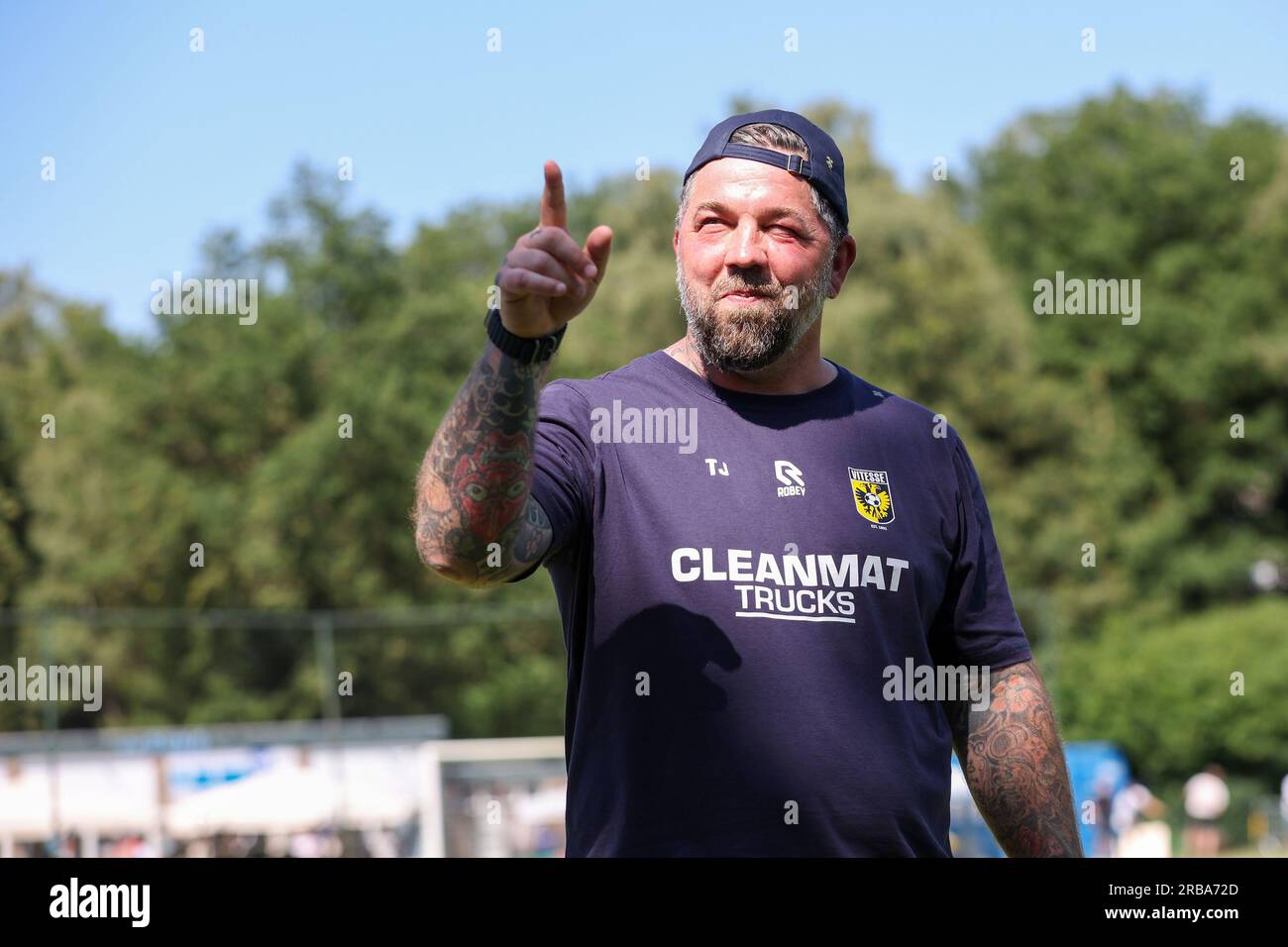 Doorwerth, Niederlande. 08. Juli 2023. DOORWERTH, NIEDERLANDE - 8. JULI: Assistenztrainer Theo Janssen von Vitesse während des Vorsaison Club Freundschaftsspiels zwischen DUNO und Vitesse im Sportpark de Waaijenberg am 8. Juli 2023 in Doorwerth, Niederlande (Foto von Ben Gal/Orange Pictures) Kredit: Orange Pics BV/Alamy Live News Stockfoto