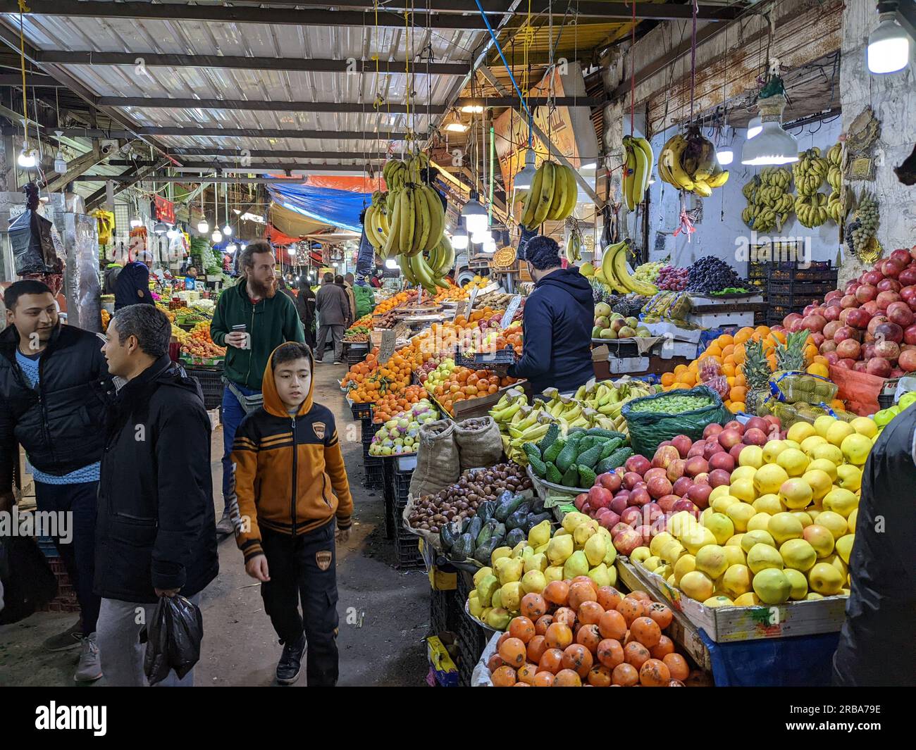 Amman, Jordanien verschiedene Arten von Lebensmittelgeschäften auf dem lokalen Basar (Souk) in Amman, traditioneller lokaler Markt mit Lebensmitteln und Gewürzen in Schüsseln und Tüten Stockfoto