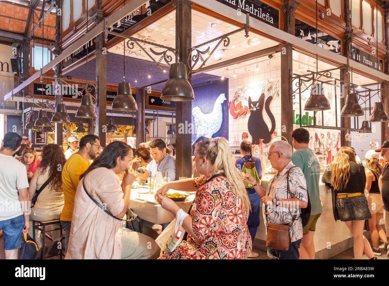 Tapas Bar, Mercado de San Miguel (Lebensmittelmarkt), Plaza de San Miguel, Centro, Madrid, Königreich Spanien Stockfoto