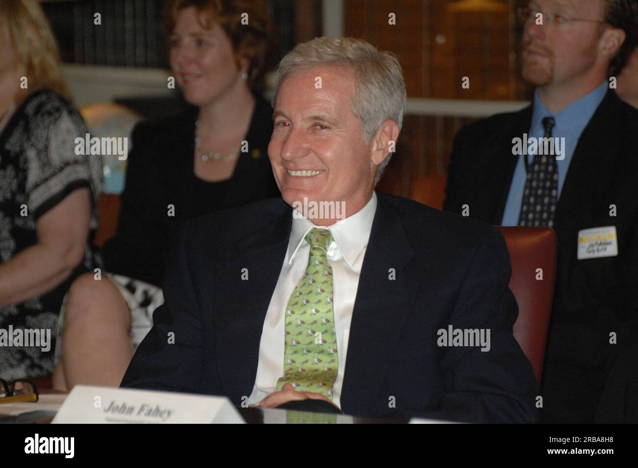 Unterschriftsveranstaltung im Hauptsitz der National Geographic Society (NGS) in Washington, D.C., für das Memorandum of Understanding zur Förderung des Geotourismus--Tourismus, der hilft, den ökologischen, kulturellen, ästhetischen, historischen Charakter und das Wohlergehen eines Ortes und seiner Bewohner zu erhalten oder zu nutzen--als kooperative Herangehensweise von Regierungsbehörden und privaten Partnern. Der Innenminister Dirk Kempthorne wurde zum NGS President und Chief Executive Officer John Fahey, Jr., zum NGS Executive Vice President Terry Garcia und zum National Park Service Director Mary Bomar, Landwirtschaftsminister für Naturressourcen Stockfoto