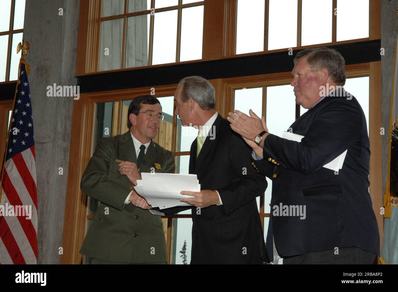 Minister Dirk Kempthorne besucht den Mount Rainier National Park in Washington, wo er bei der großen Eröffnungs- und Einweihungszeremonie für das neue Henry M. Jackson Memorial Visitor Center im Paradise Area of the Park die Grundsatzrede hielt. Minister Kempthorne wurde von Würdenträgern begleitet, darunter: Washington Congressman Norman Dicks, Vorsitzender des Unterkomitees des Hauses für Nationalparks; National Park Service Pacific West Regional Director Jonathan Jarvis; Mount Rainier Superintendent Dave Uberuaga; stellvertretender Innenminister für Wasser und Wissenschaft Kameran Onley; Nisqu Stockfoto