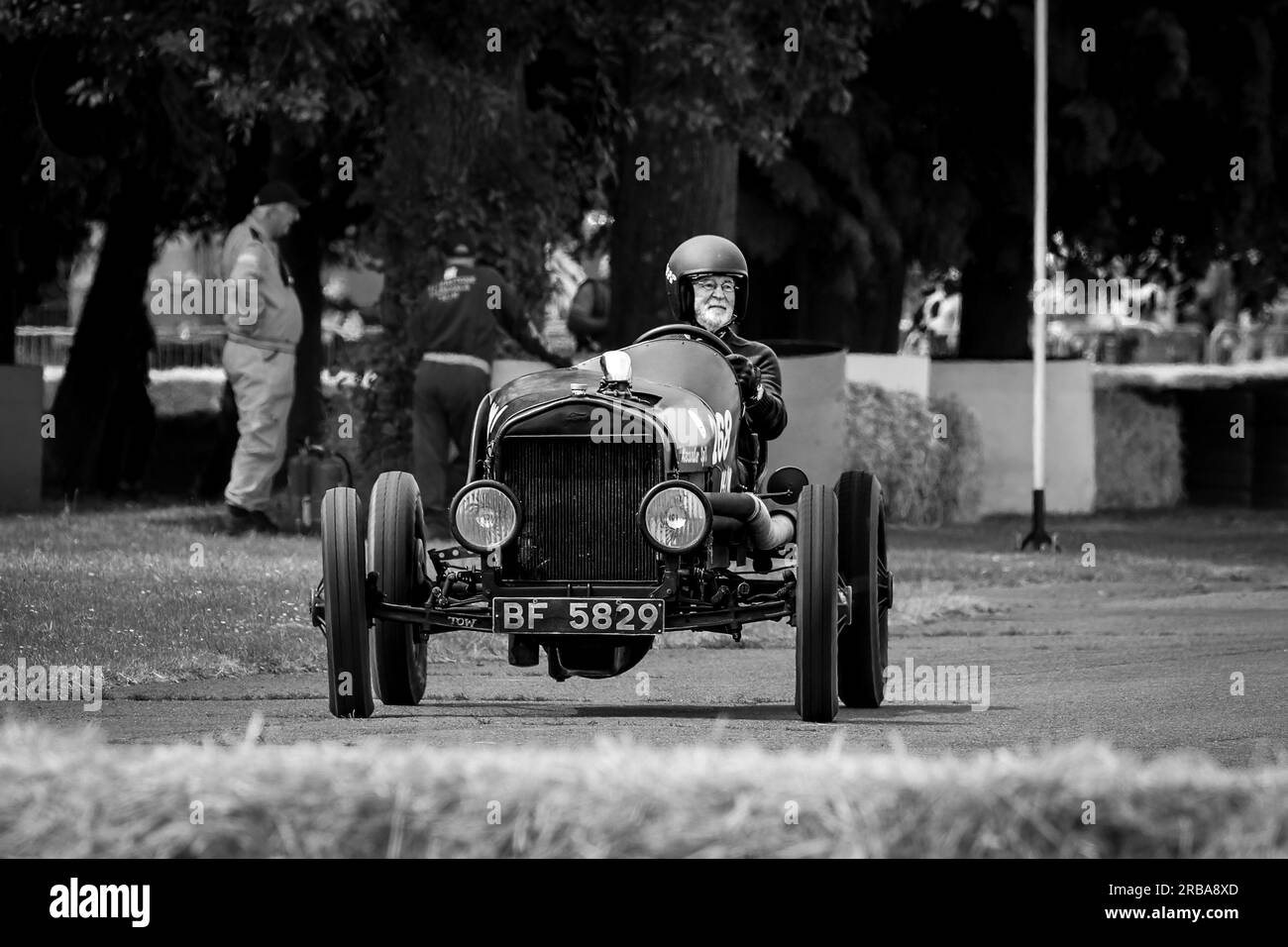 1927 Model T Ford Speedster „BF5829“ fuhr auf dem Schwungradfestival 2023 von Bicester um die Rennstrecke. Stockfoto