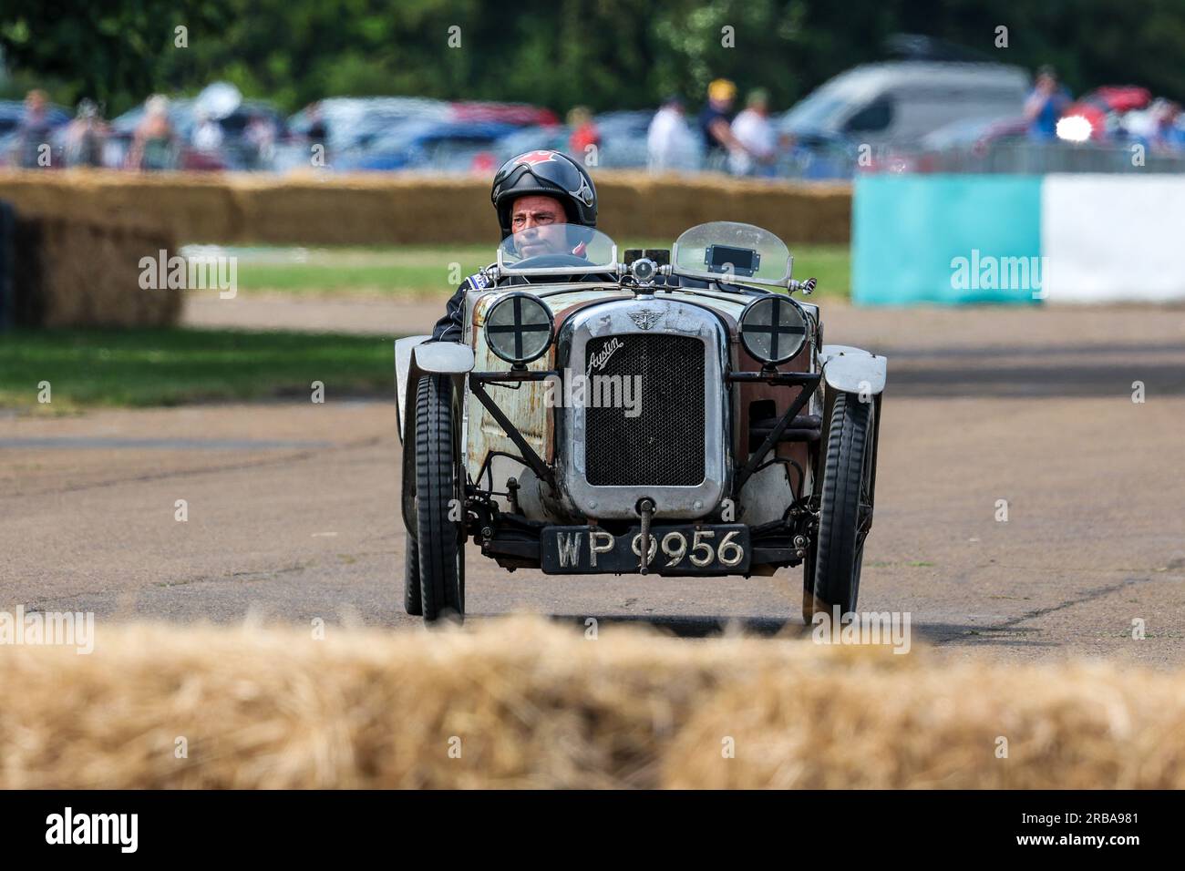 1935 Austin Ulster „WP9956“ fuhr auf dem Bicester Flywheel Festival 2023 um die Rennstrecke. Stockfoto