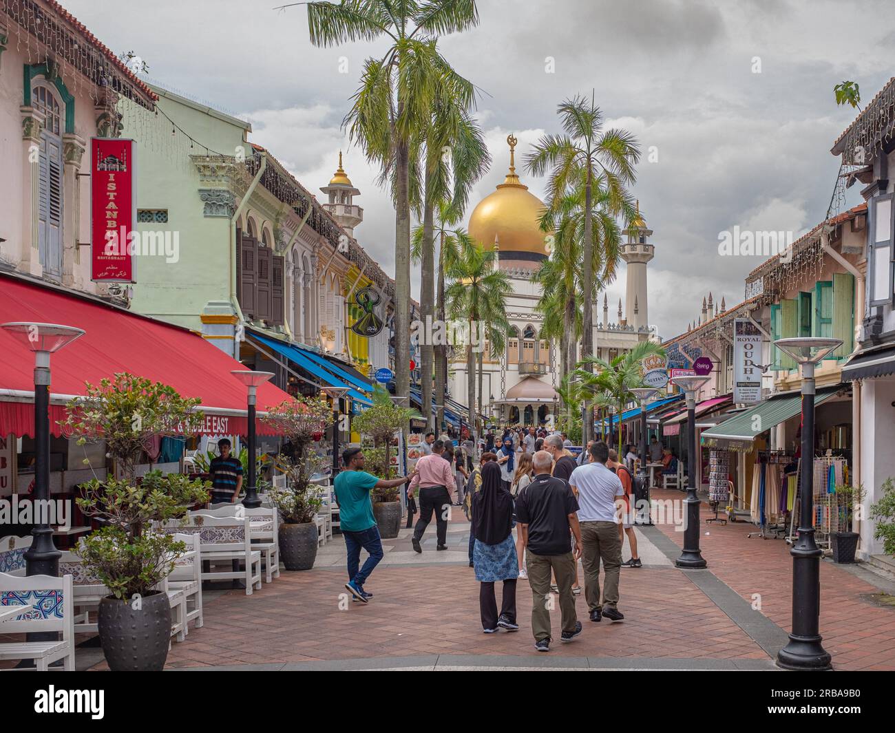 Kampong Glam, Singapur - 19. Dezember 2022: Hauptstraße des muslimischen Bezirks Kampong Glam, voll mit Besuchern, mit der Sultan-Moschee im Bac Stockfoto
