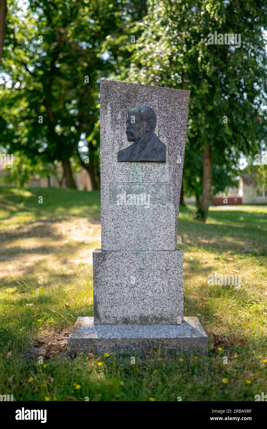 Lokales Denkmal für den ersten tschechoslowakischen Präsidenten Thomas Garrigue Masaryk in Mšecké Žehrovice, Tschechien. Eine Granitplatte mit Relief im Gesicht. Stockfoto