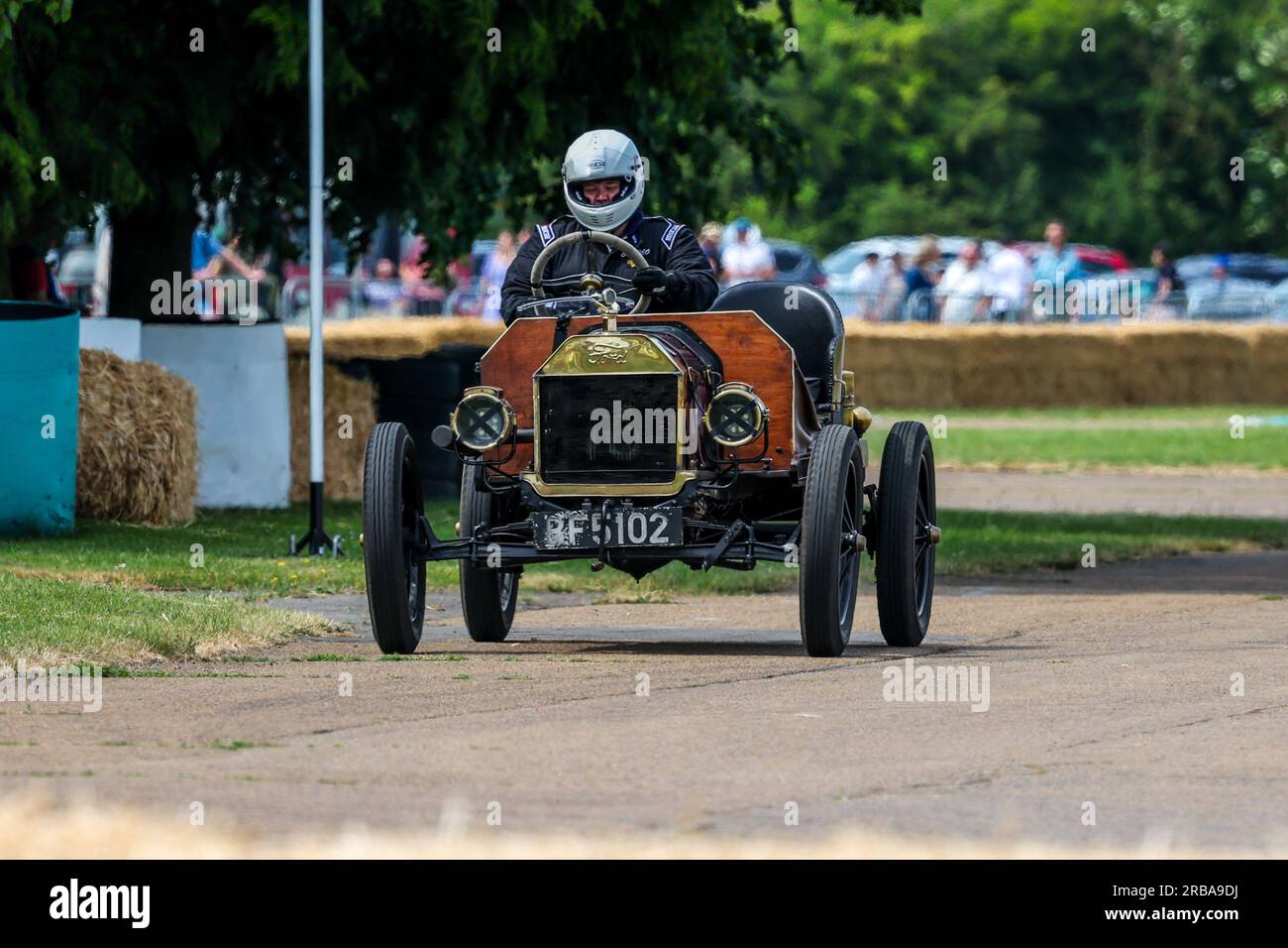 1916 Ford „BF 5102“ fuhr beim Schwungradfestival 2023 in Bicester um die Rennstrecke. Stockfoto