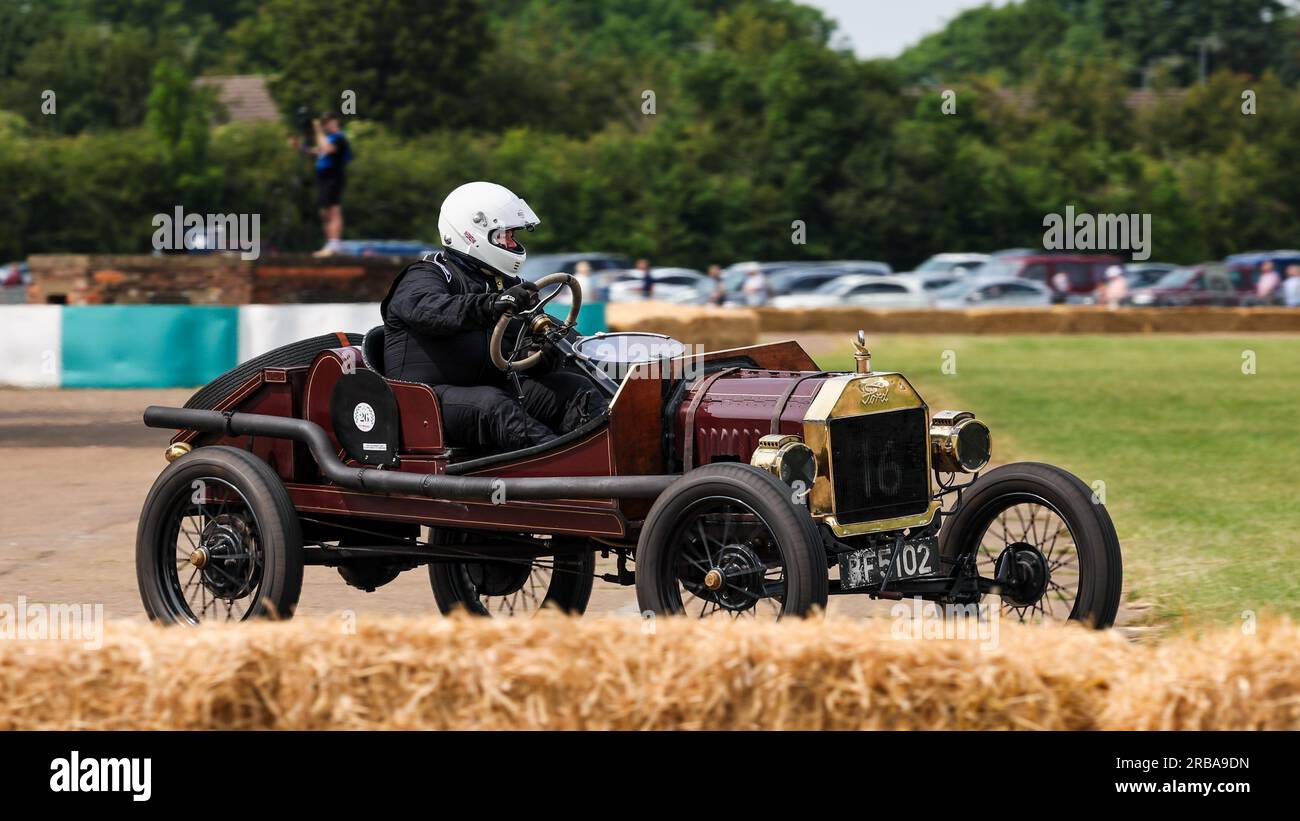 1916 Ford „BF 5102“ fuhr beim Schwungradfestival 2023 in Bicester um die Rennstrecke. Stockfoto
