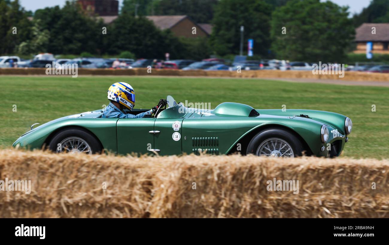 1954 HWM-Cadillac, auf dem Bicester Flywheel Festival 2023 um die Rennstrecke gefahren. Stockfoto