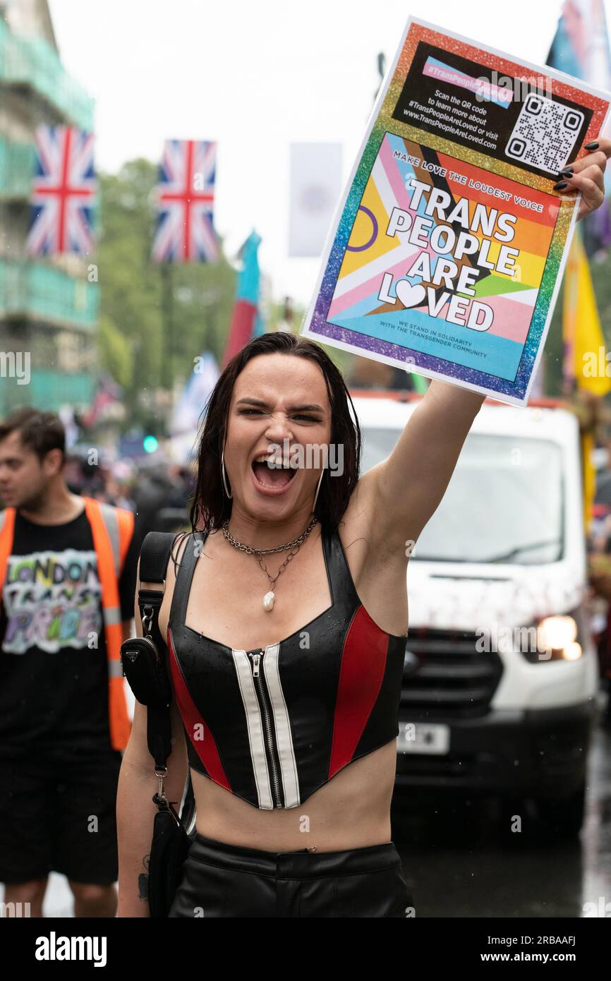 London, Großbritannien. 8. Juli 2023. Tausende Transgender-Menschen und Anhänger versammeln sich am Trafalgar Square, bevor sie im Rahmen der jährlichen Trans+ Pride Rallye zum Hyde Park marschieren. Die Veranstaltung wurde 2019 von Lucia Blayke gegründet und ist sowohl eine Feier als auch eine Reaktion auf die Diskriminierung transgender Menschen, die Freiheit und Gleichheit fordern. Kredit: Ron Fassbender/Alamy Live News Stockfoto