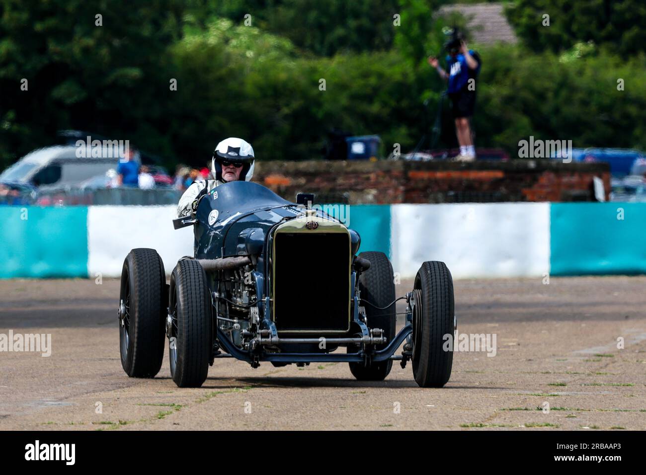 Hispano Delage 500CV fuhr auf dem Bicester Schwungrad Festival 2023 auf der Rennstrecke. Stockfoto