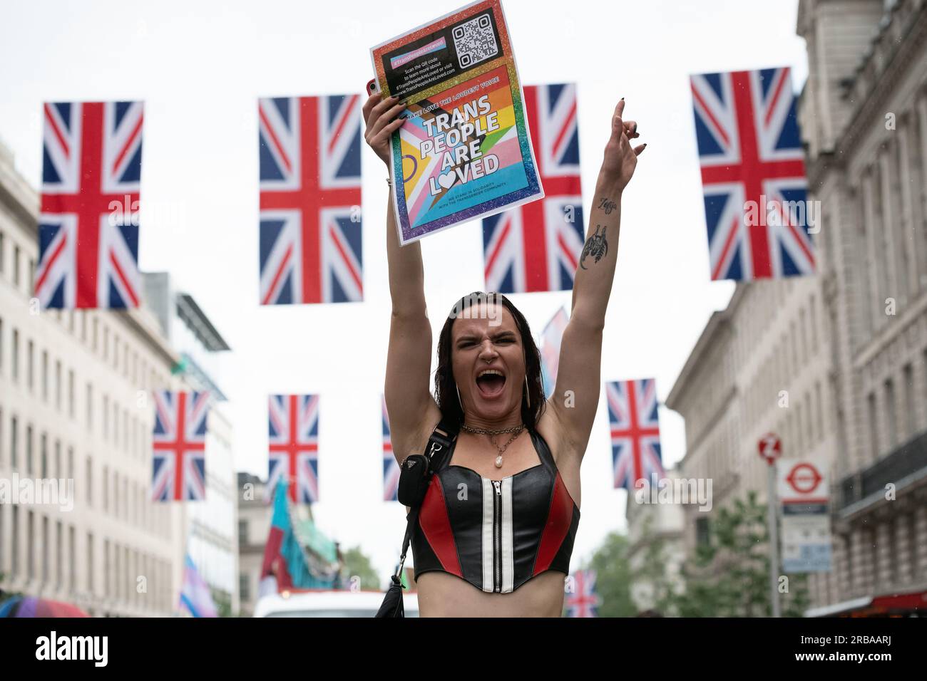London, Großbritannien. 8. Juli 2023. Tausende Transgender-Menschen und Anhänger versammeln sich am Trafalgar Square, bevor sie im Rahmen der jährlichen Trans+ Pride Rallye zum Hyde Park marschieren. Die Veranstaltung wurde 2019 von Lucia Blayke gegründet und ist sowohl eine Feier als auch eine Reaktion auf die Diskriminierung transgender Menschen, die Freiheit und Gleichheit fordern. Kredit: Ron Fassbender/Alamy Live News Stockfoto