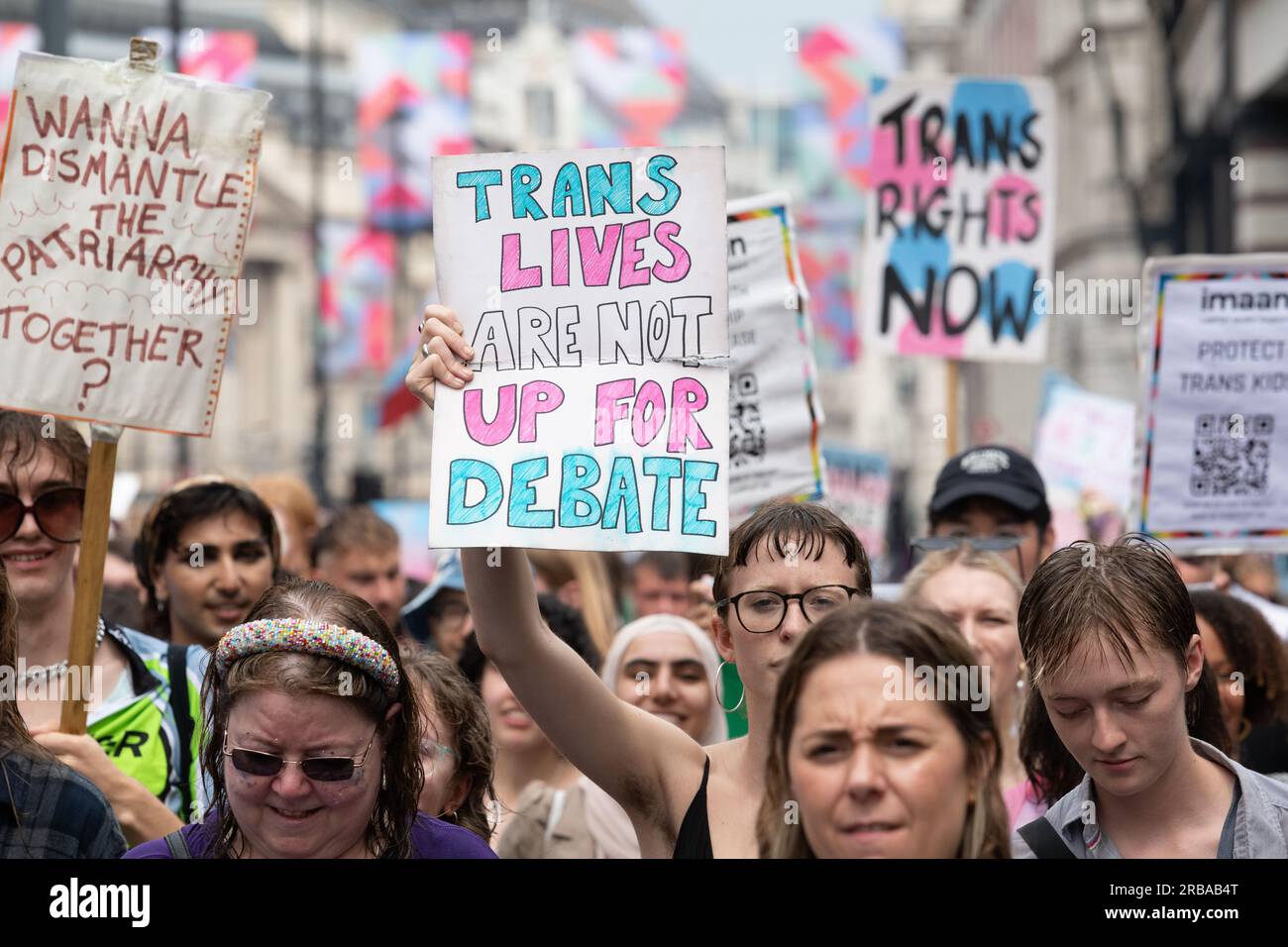 London, Großbritannien. 8. Juli 2023. Tausende Transgender-Menschen und Anhänger versammeln sich am Trafalgar Square, bevor sie im Rahmen der jährlichen Trans+ Pride Rallye zum Hyde Park marschieren. Die Veranstaltung wurde 2019 von Lucia Blayke gegründet und ist sowohl eine Feier als auch eine Reaktion auf die Diskriminierung transgender Menschen, die Freiheit und Gleichheit fordern. Kredit: Ron Fassbender/Alamy Live News Stockfoto