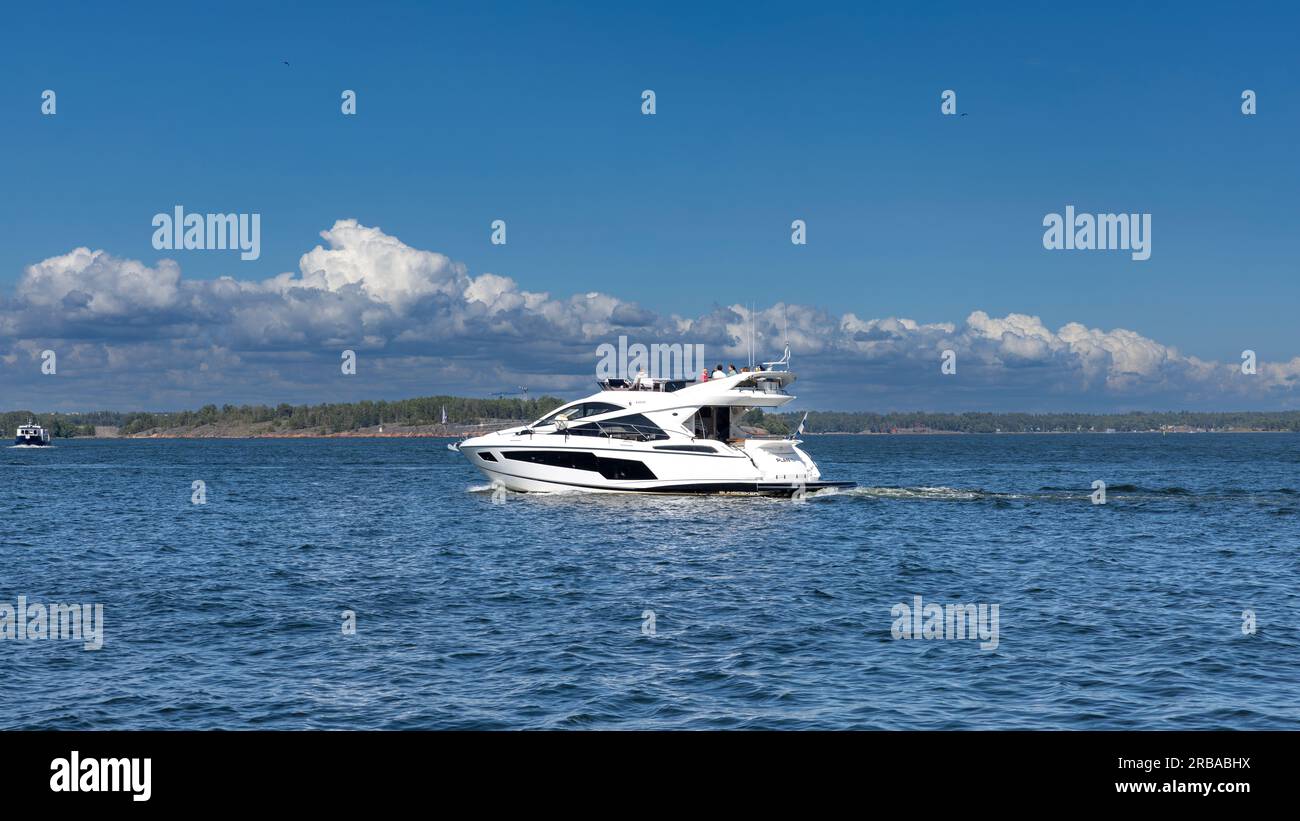 Nautisches Schiff, das Menschen auf der Ostsee bei Helsinki transportiert Stockfoto