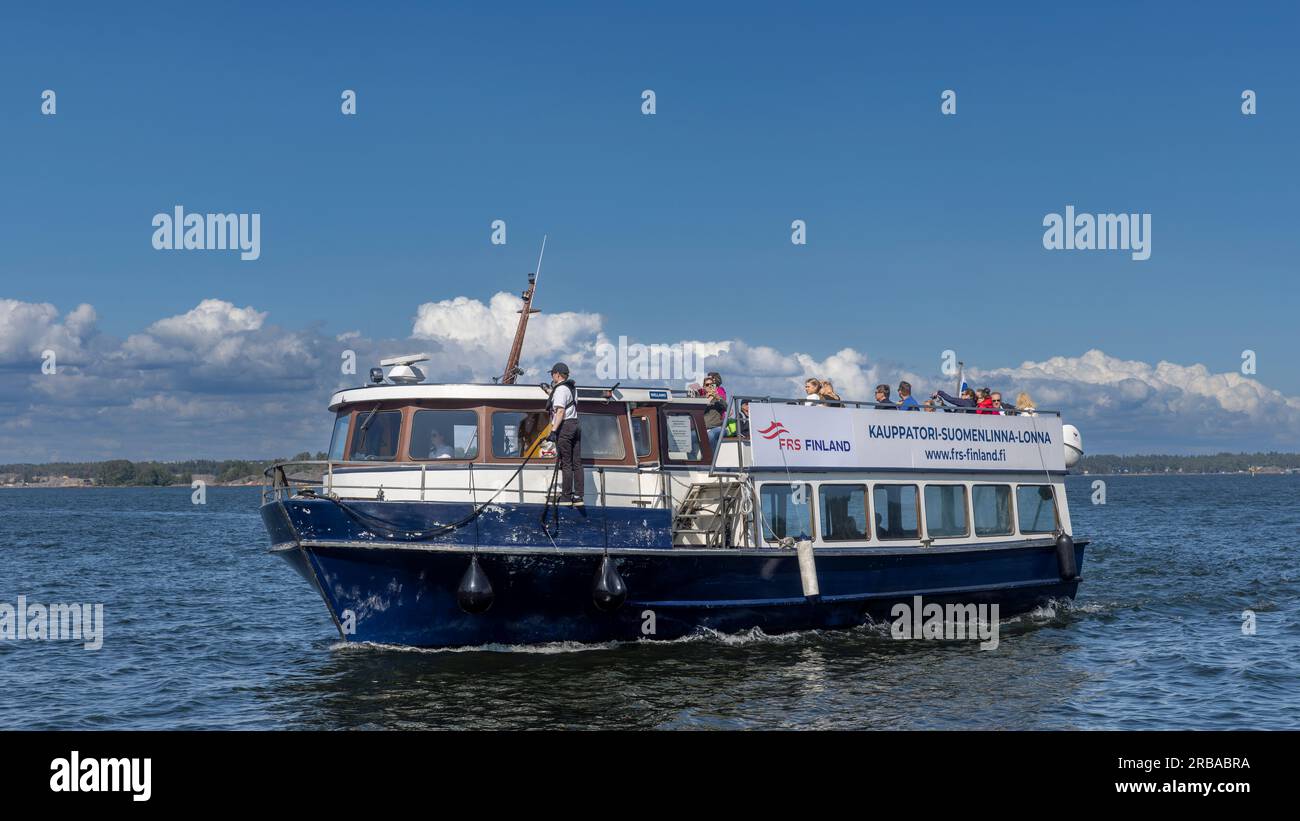 Nautisches Schiff, das Menschen auf der Ostsee bei Helsinki transportiert Stockfoto