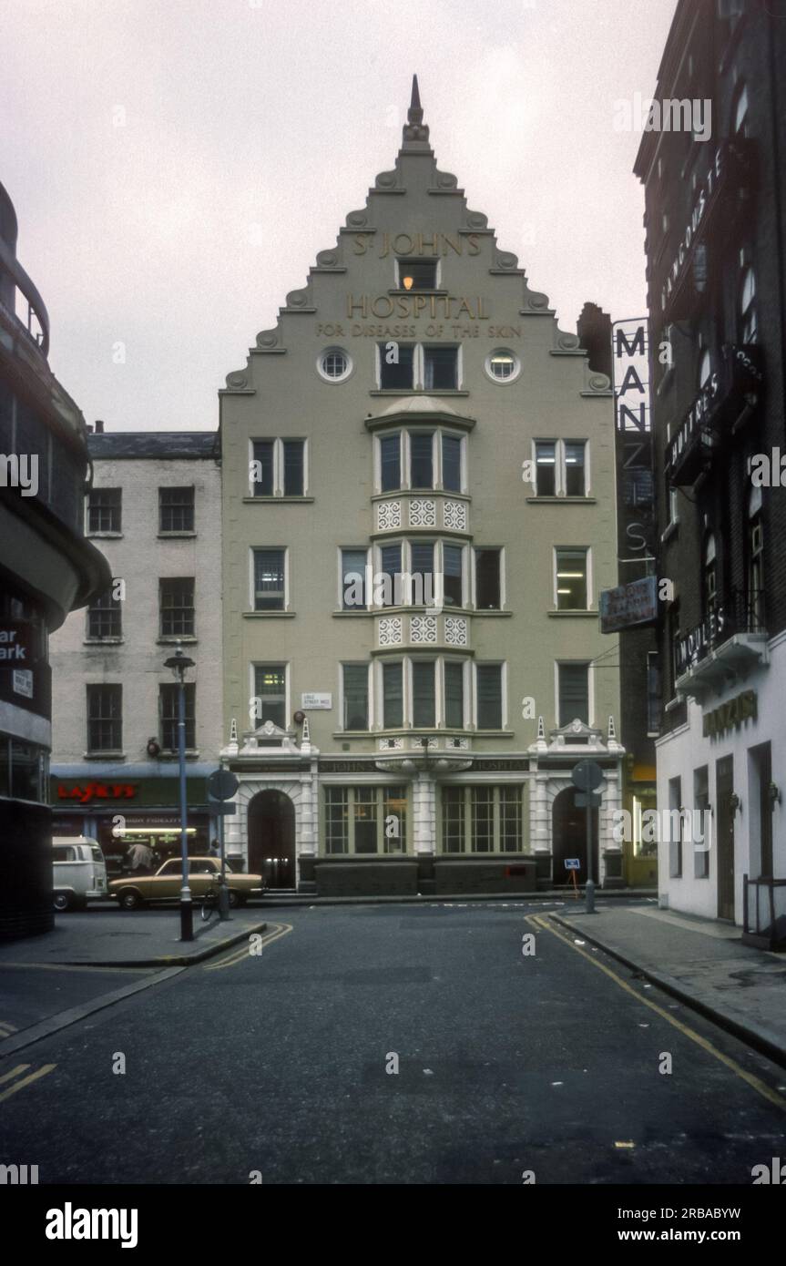 1976 Archivbild des St. John's Hospital for Diseases of the skin in Lisle Street, Soho. Stockfoto