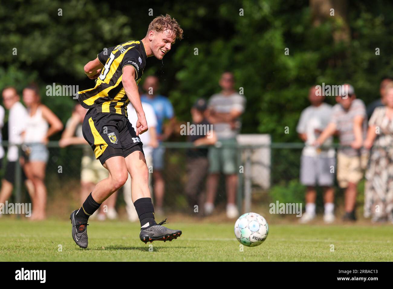 Doorwerth, Niederlande. 08. Juli 2023. DOORWERTH, NIEDERLANDE - JULI 8: Andy Visser von Vitesse schießt während des Vorsaison Club Freundschaftsspiels zwischen DUNO und Vitesse am 8. Juli 2023 im Sportpark de Waaijenberg in Doorwerth, Niederlande (Foto von Ben Gal/Orange Pictures). Credit: Orange Pics BV/Alamy Live News Stockfoto