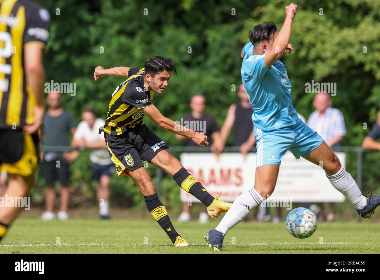 Doorwerth, Niederlande. 08. Juli 2023. DOORWERTH, NIEDERLANDE - 8. JULI: Kaya Simons of Vitesse schießt während des Vorsaison Club Friendly Match zwischen DUNO und Vitesse auf das Tor im Sportpark de Waaijenberg am 8. Juli 2023 in Doorwerth, Niederlande (Foto von Ben Gal/Orange Pictures) Credit: Orange Pics BV/Alamy Live News Stockfoto