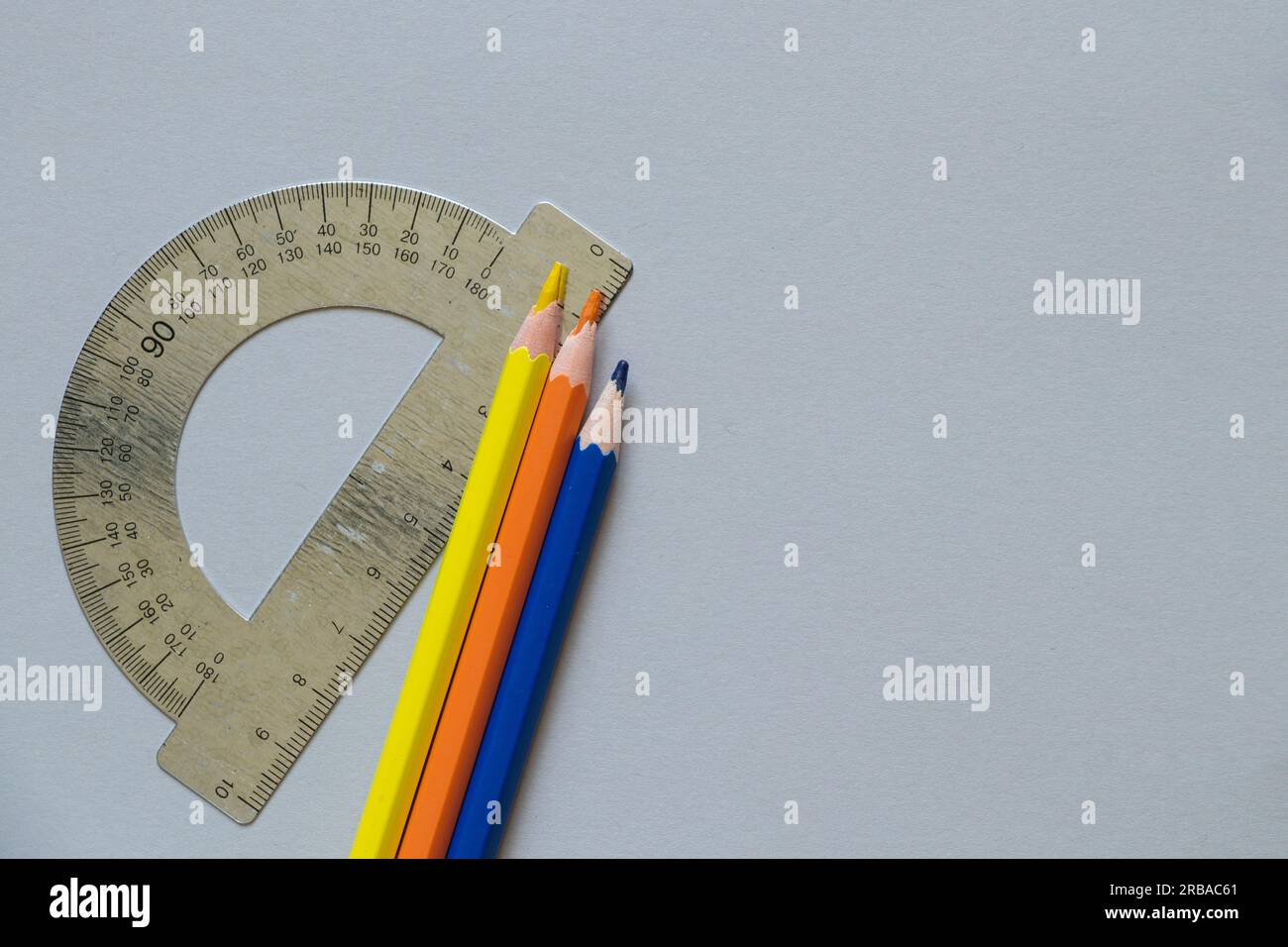 Lineal und Buntstifte liegen auf einem farbigen Papierhintergrund, Schreibwaren, Schulvorbereitung Stockfoto