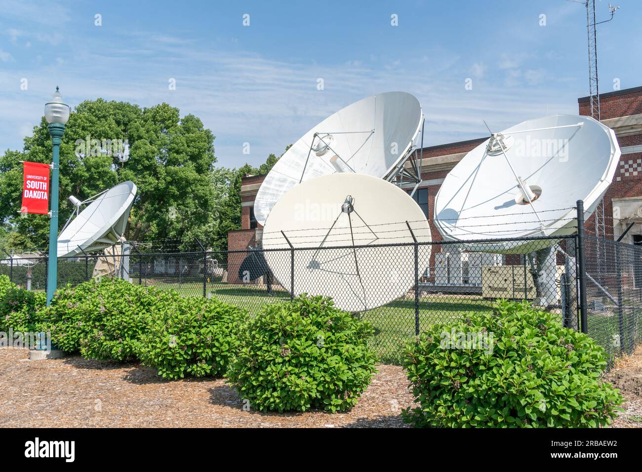 VERMILLION, SD, USA - 22. JUNI 2023: South Dakota Public Broadcasting Satellite Dishes im Al Neuharth Media Center auf dem Campus der University of Stockfoto