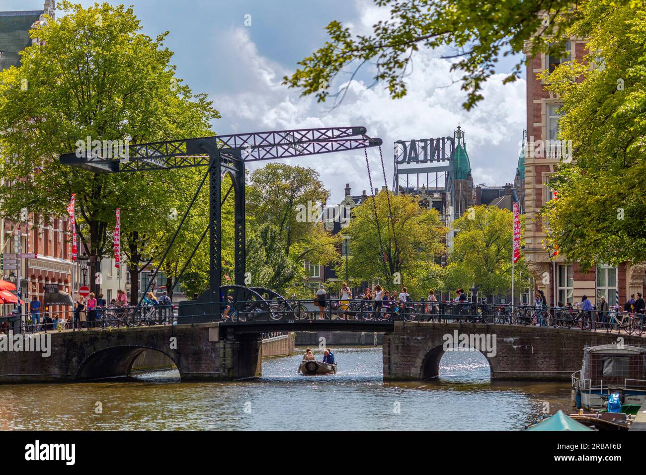 Amsterdam, Holand, BRÜCKE BEI KLOVENIERSBURWAL BEI STAALSTRAAT Stockfoto
