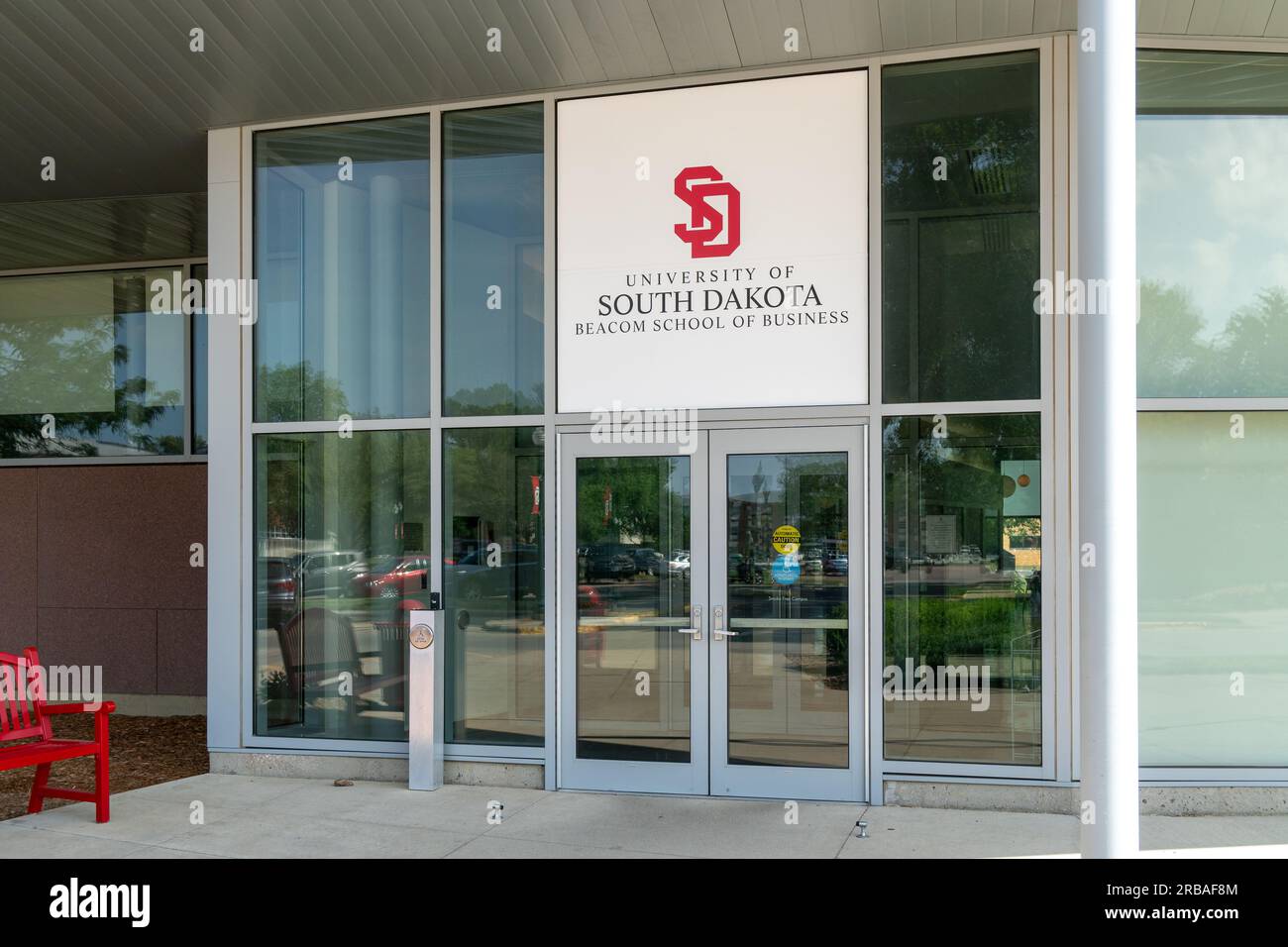 VERMILLION, SD, USA - 22. JUNI 2023:Beacom School of Business auf dem Campus der University of South Dakota. Stockfoto