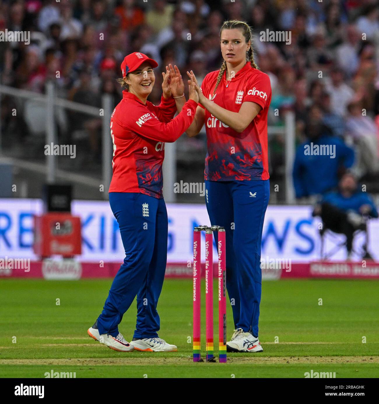 Lord's Cricket Ground, England. 8. Juli 2023. Lauren Bell von England sieht aus, als könne sie nicht glauben, dass sie Ellyse Perry von Australien L.B.W. hat Alice Capsey aus England gratuliert ihr zum dritten Vitality IT20-Spiel zwischen England Women und Australia Women. Kredit: Nigel Bramley Kredit: Nigel Bramley/Alamy Live News Stockfoto