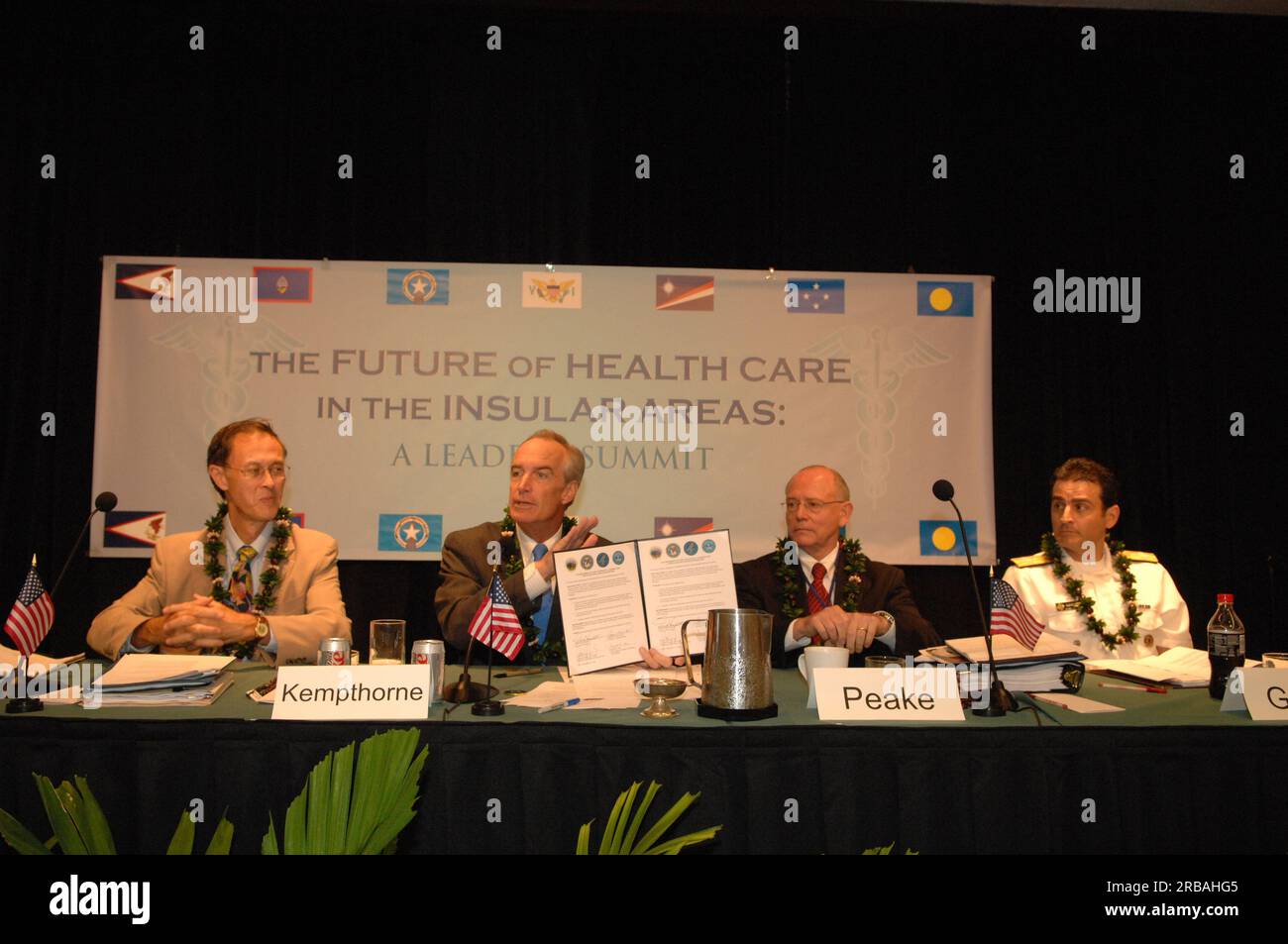 Unterzeichnung der behördenübergreifenden Koordinierungszusage auf dem Gesundheitsgipfel der Insellandschaft („die Zukunft der Gesundheitsversorgung in den Insellandschaften: A Leaders Summit“) im Marriott Hotel in Honolulu, Hawaii, wo Innenminister Dirk Kempthorne zusammen mit hochrangigen Bundesgesundheitsbeamten und Führungskräften der US-Territorien und frei assoziierten Staaten Strategien und Initiativen zur Förderung der Gesundheitsversorgung in diesen Gemeinden erörterte. Unter den Vertretern der Bundesbehörde, die zusammen mit Sekretär Kempthorne den Gipfel leiteten, waren der Veteranenminister James Peake, der stellvertretende Verteidigungsminister für Personal und Stockfoto