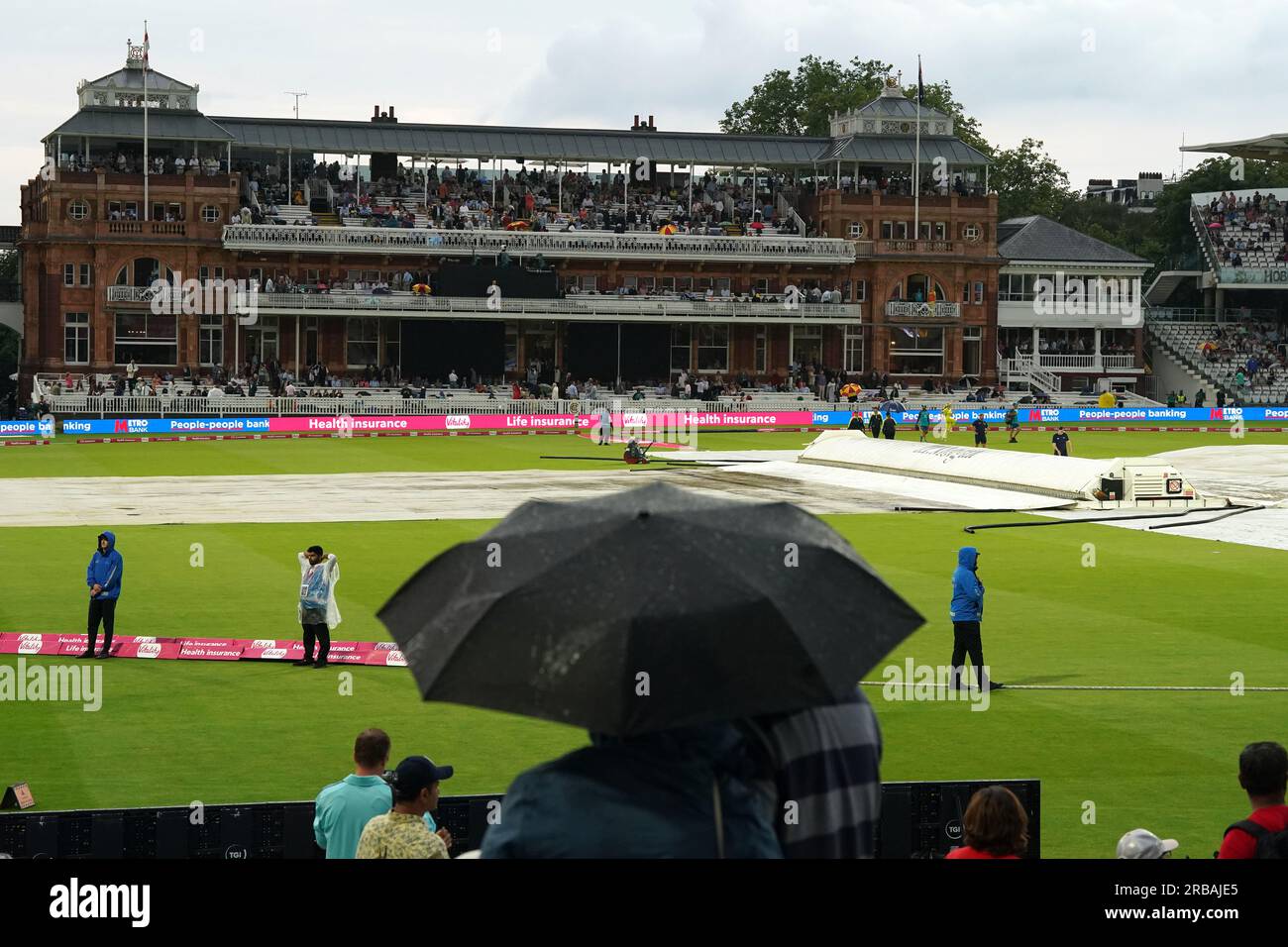 Der Regen stoppt das Spiel während des dritten Vitality IT20-Spiels bei Lord's, London. Bilddatum: Samstag, 8. Juli 2023. Sieh dir PA-Story CRICKET England Women an. Das Foto sollte lauten: Nick Potts/PA Wire. EINSCHRÄNKUNGEN: Nur redaktionelle Verwendung. Keine kommerzielle Verwendung ohne vorherige schriftliche Zustimmung der EZB. Nur Standbilder verwenden. Keine bewegten Bilder zum emulieren der Übertragung. Sponsorenlogos dürfen nicht entfernt oder verdeckt werden. Stockfoto