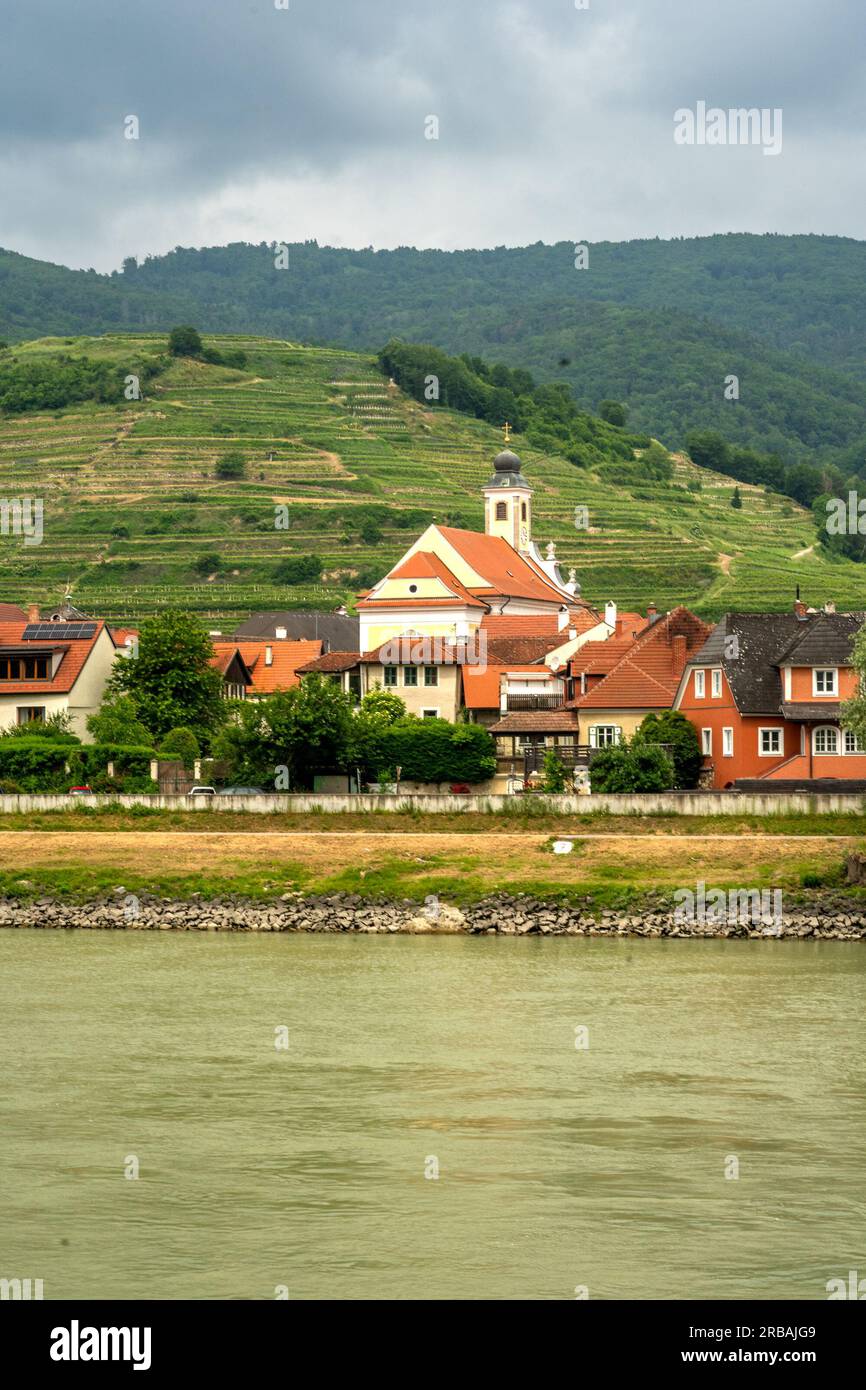 Woesendorf, Niederösterreich - AT - 8. Juni 2023 Blick auf das Dorf Woesendorf und seine barocke Pfarrkirche entlang der Donau in der Wachau Val Stockfoto