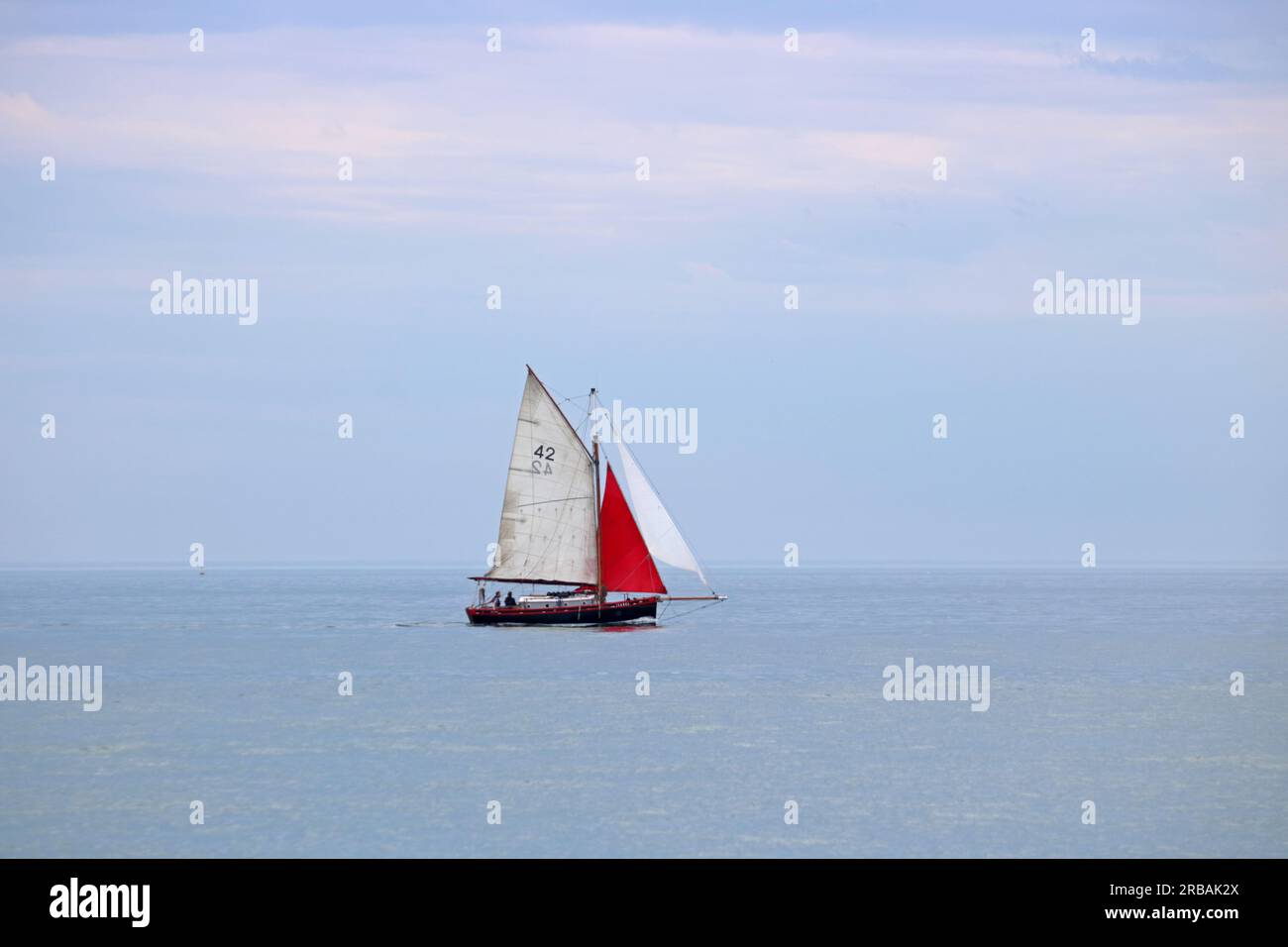 Shoreham, West Sussex, England, Großbritannien. 8. Juli 2023. Yachten segeln auf dem Ärmelkanal vor Shoreham-by-Sea in West Sussex an einem sehr warmen und feuchten Juli-Tag. Kredit: Julia Gavin/Alamy Live News Stockfoto