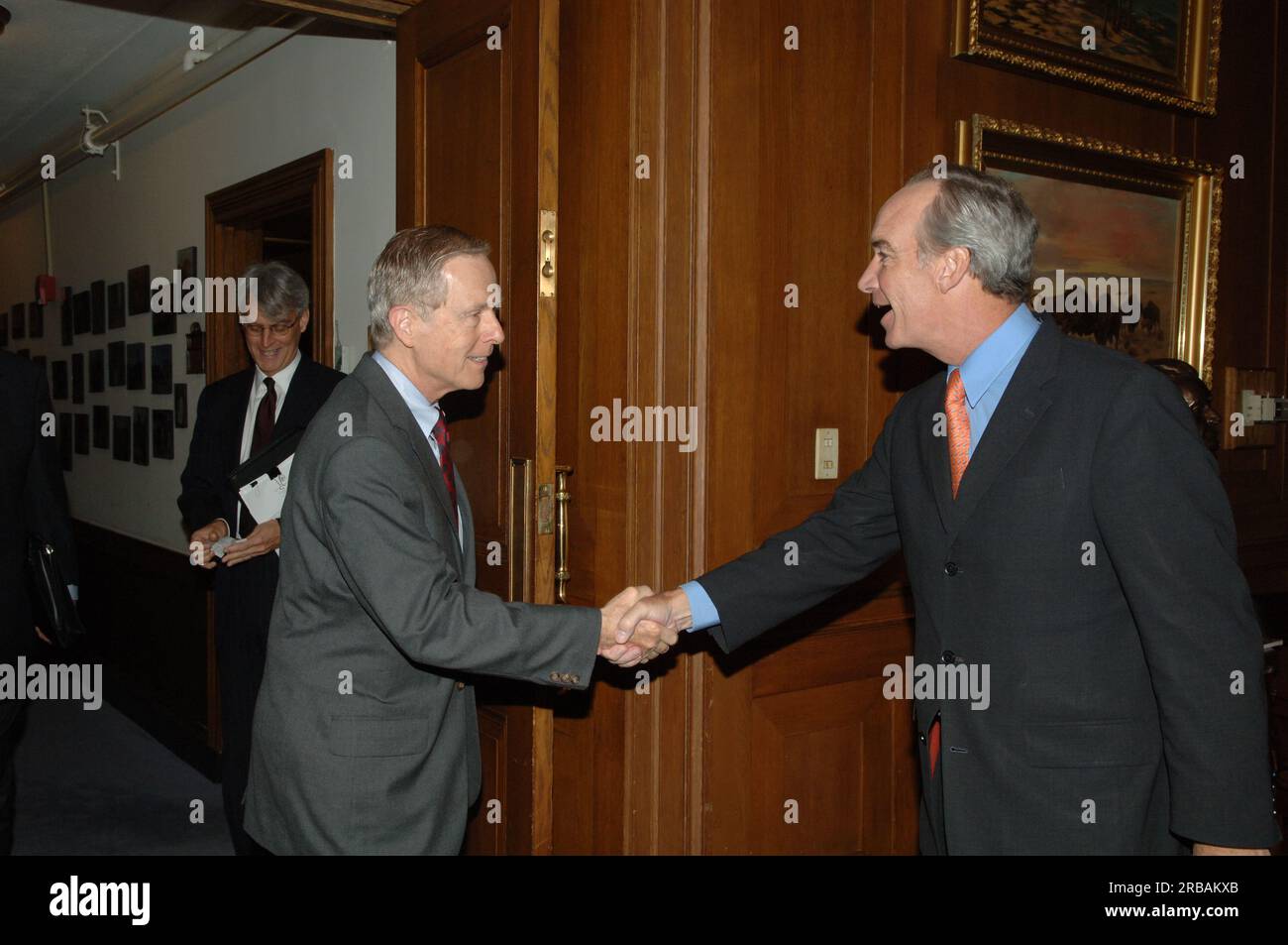 Sekretär Dirk Kempthorne und Berater treffen sich im Hauptinneren mit Pete Wilson, dem ehemaligen Gouverneur und Senator von Kalifornien, Anwalt der Anwaltskanzlei Bingham McCutchen Stockfoto