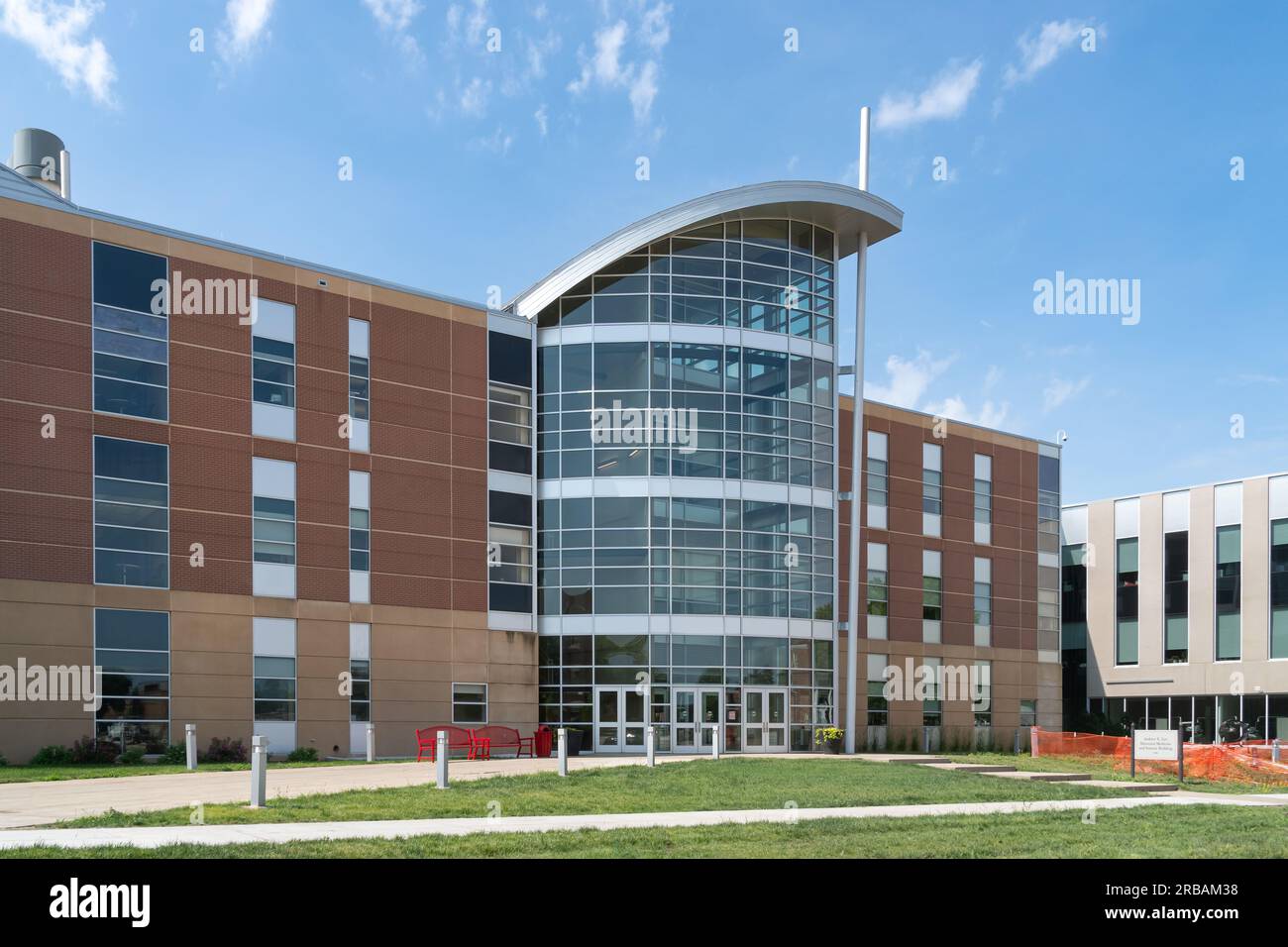 VERMILLION, SD, USA - 22. JUNI 2023: Andrew E. Lee Memorial Medicine and Science Building auf dem Campus der University of South Dakota. Stockfoto