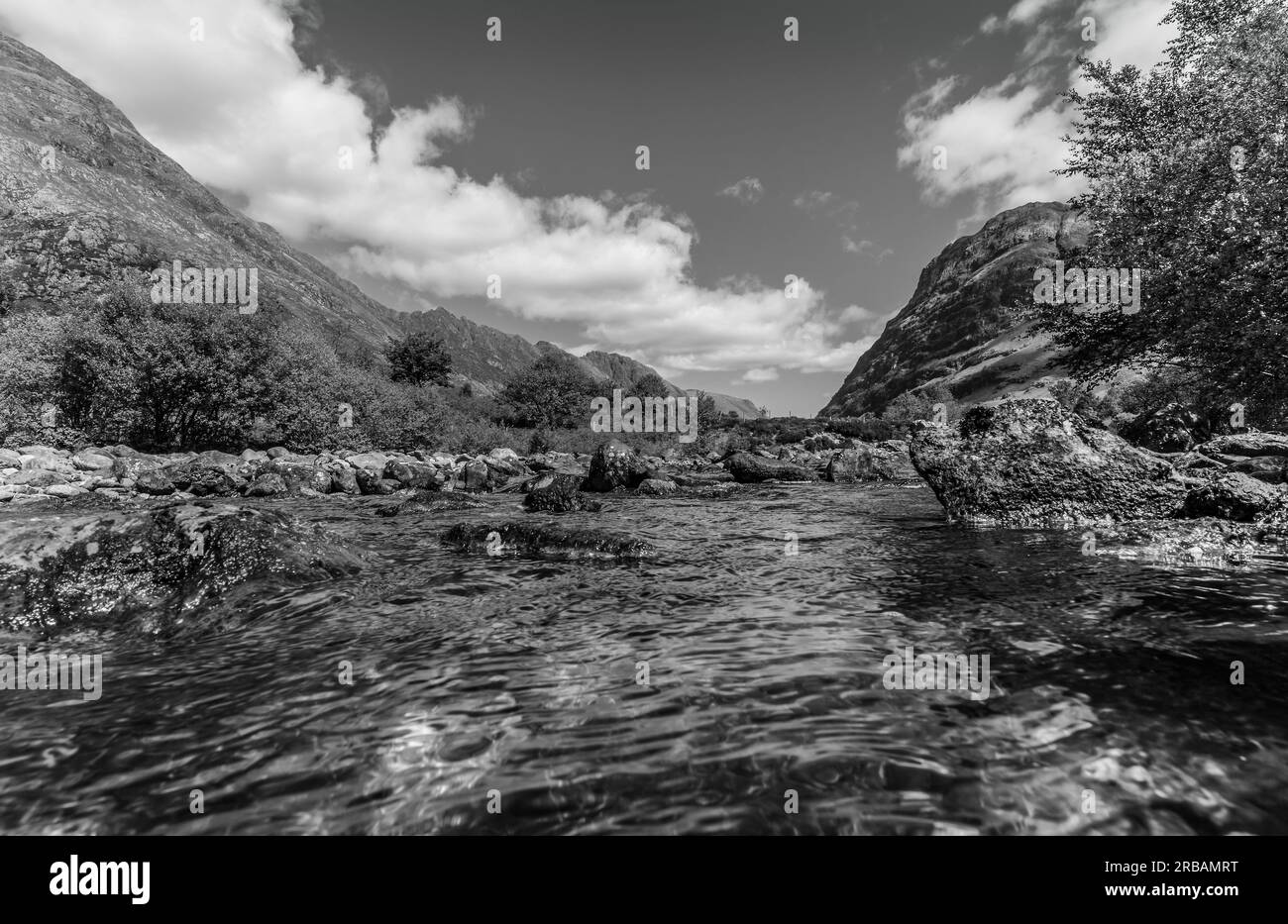 Fluss Coe mit Bergen im Hintergrund. Stockfoto