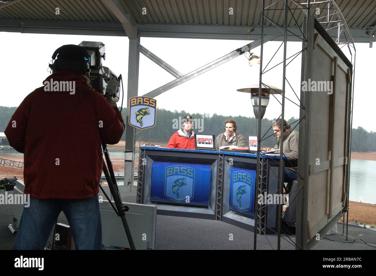 Teil der Mike and Mike Show von ESPN Radio, die gemeinsam von Mike Greenberg und Mike Golic beim Bassmasters Classic Professional Fishing Turnier in Greenville, South Carolina, ausgerichtet wird, mit Gastauftritt von Minister Dirk Kempthorne Stockfoto