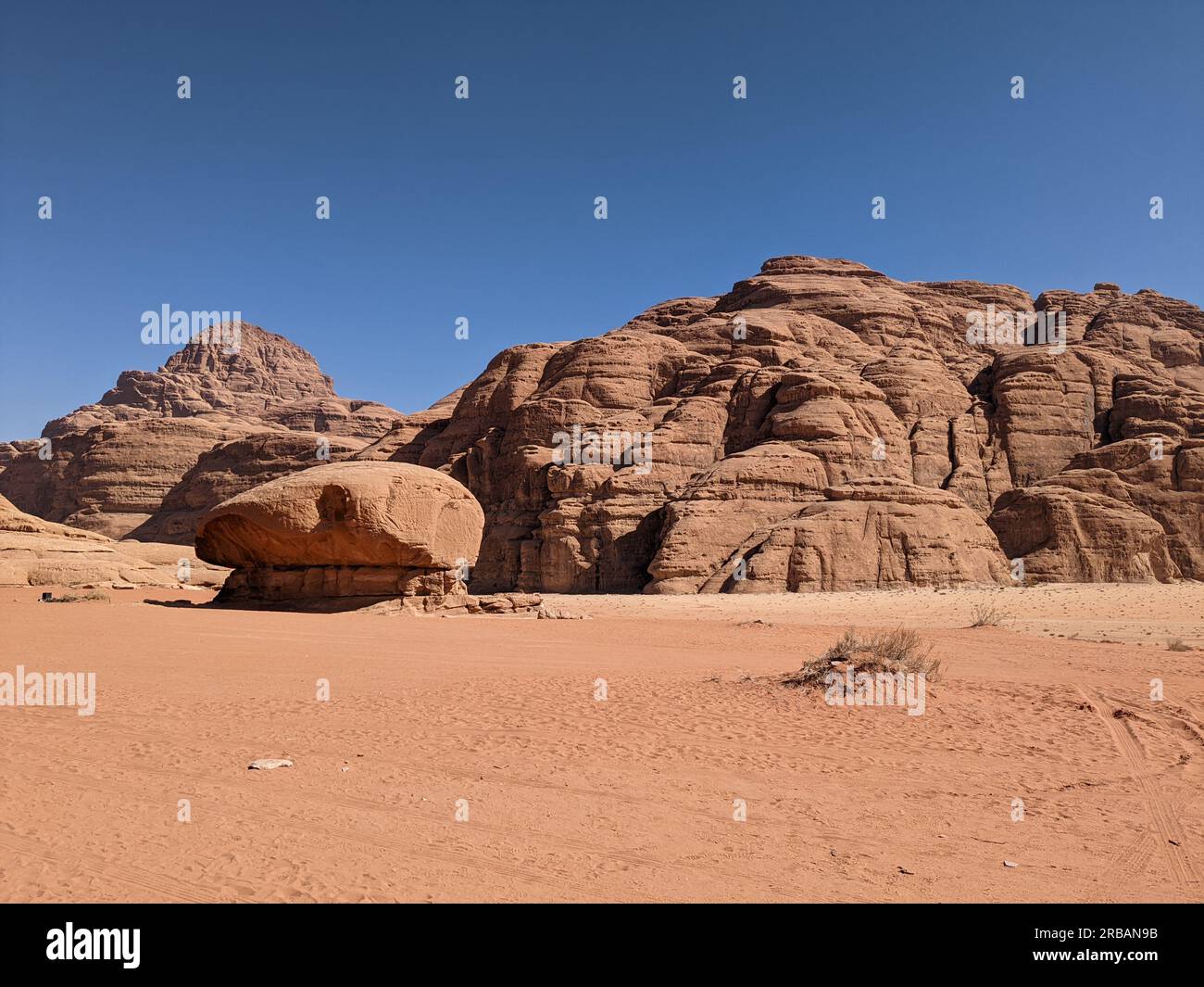 Wadi Rum Desert, Jordanien. Die rote Wüste und der Berg Jabal Al Qattar. Wo einige berühmte Filme gedreht wurden, Star Wars, Lawrence von Arabien. Stockfoto