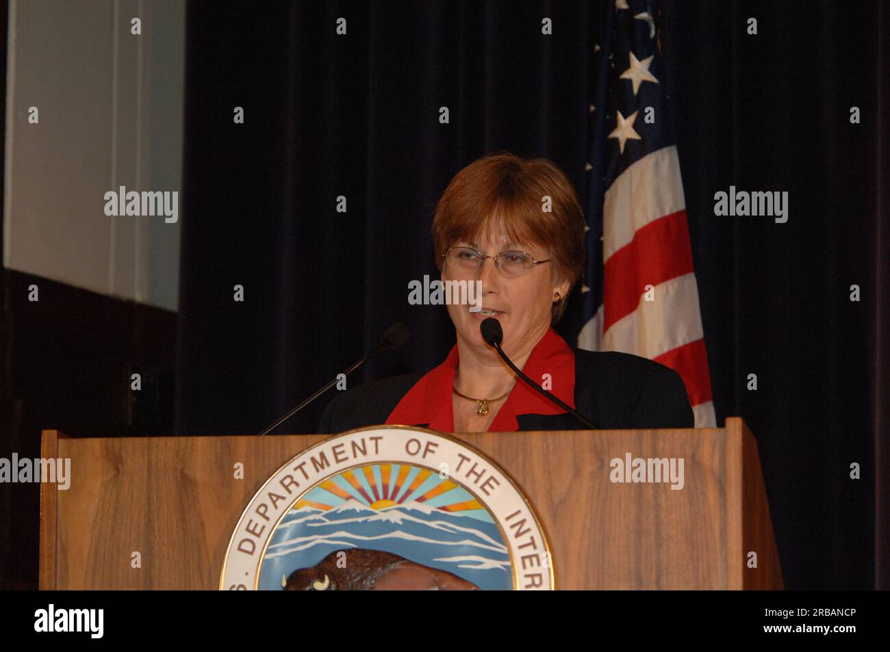 Abschiedsversammlung im Innenministerium für Sekretärin Gale Norton, mit Vorträgen von leitenden Beamten des Innenministeriums und der Enthüllung des offiziellen gemalten Porträts von Norton Stockfoto