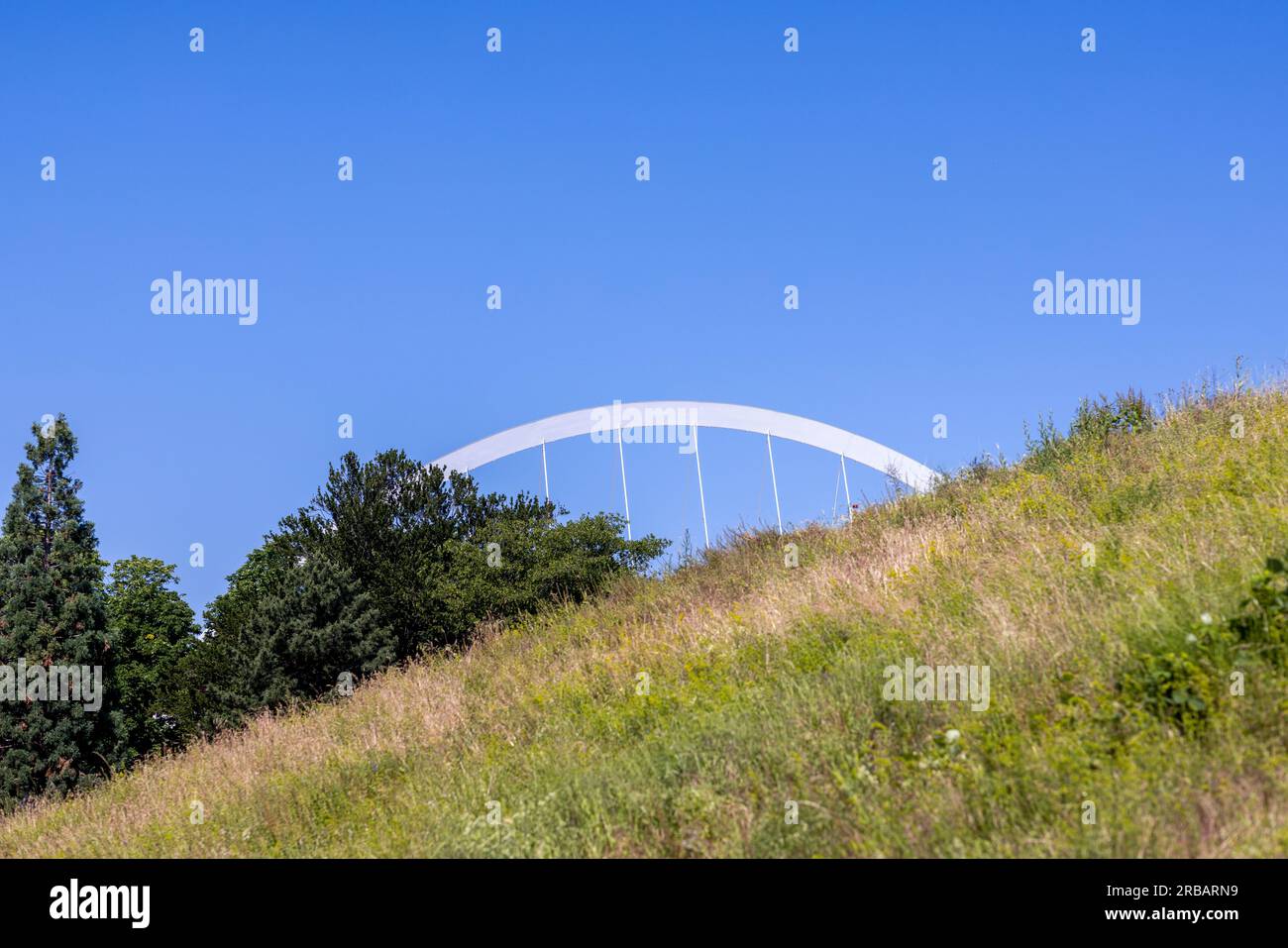 Der LANXESS Arena Arch ist an einem Sommertag aus der Ferne sichtbar Stockfoto