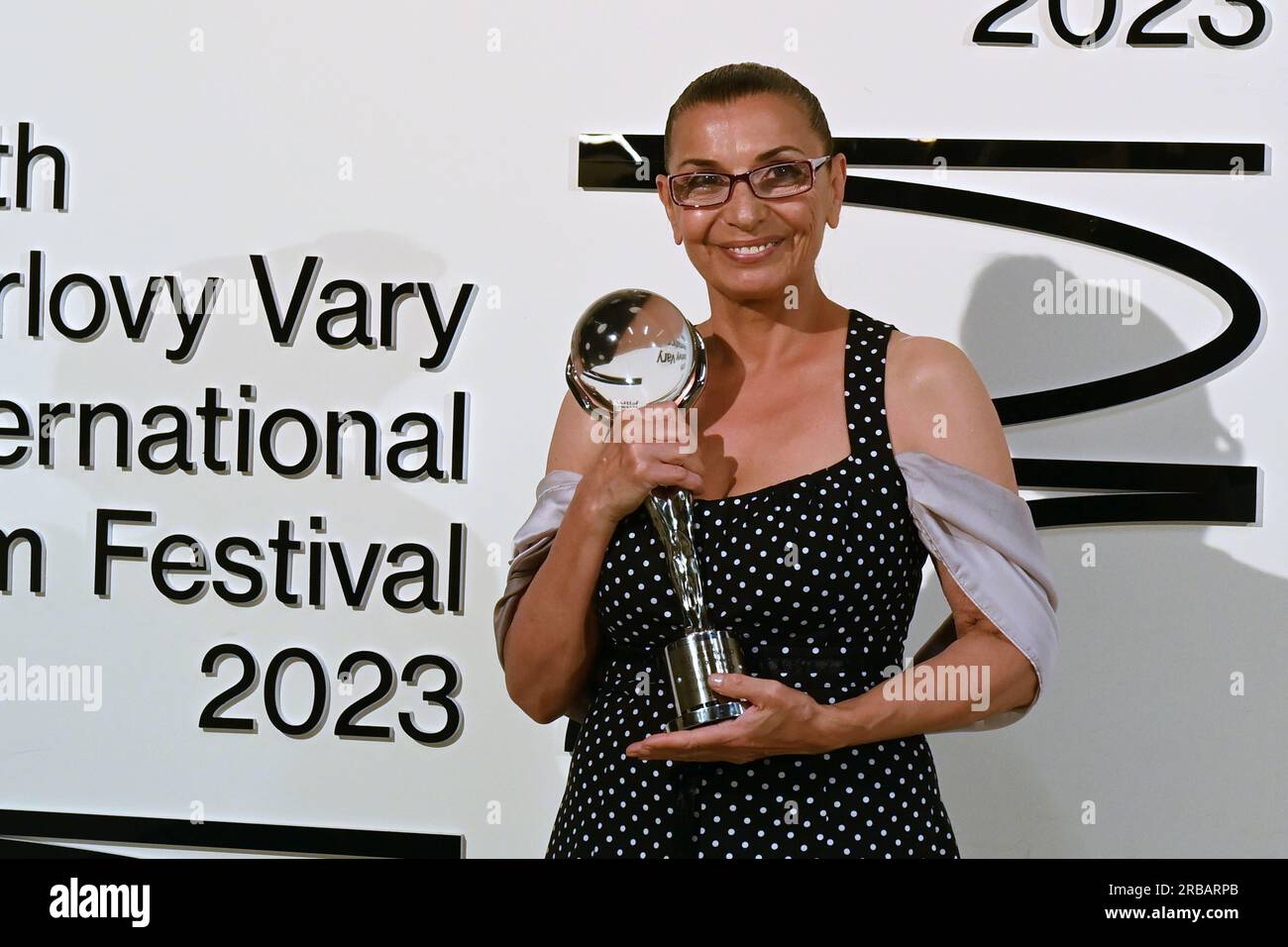 Karlsbad, Tschechische Republik. 08. Juli 2023. Der letzte Tag des 57. Internationalen Filmfestivals von Karlovy Vary, 8. Juli 2023. Die bulgarische Schauspielerin Eli Skorcheva erhält den Preis für die beste Schauspielerin für ihre Rolle im Film Blaziny lekce bei der Abschlusszeremonie. Kredit: Slavomir Kubes/CTK Photo/Alamy Live News Stockfoto