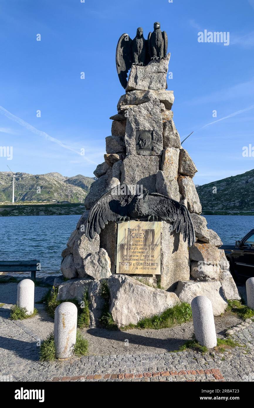 Kriegsdenkmal für Soldaten, die im Ersten Weltkrieg gefallen sind. Mit einer Plakette, die über dem Adler die Flügel ausbreitet, auf zwei Figuren, die goldfarbene Skulpturen des Adlers zeigen Stockfoto